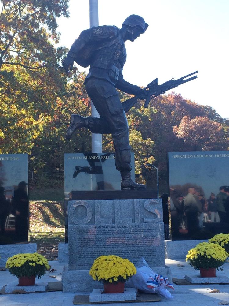 pomnik Michaela Ollisa na Staten Island