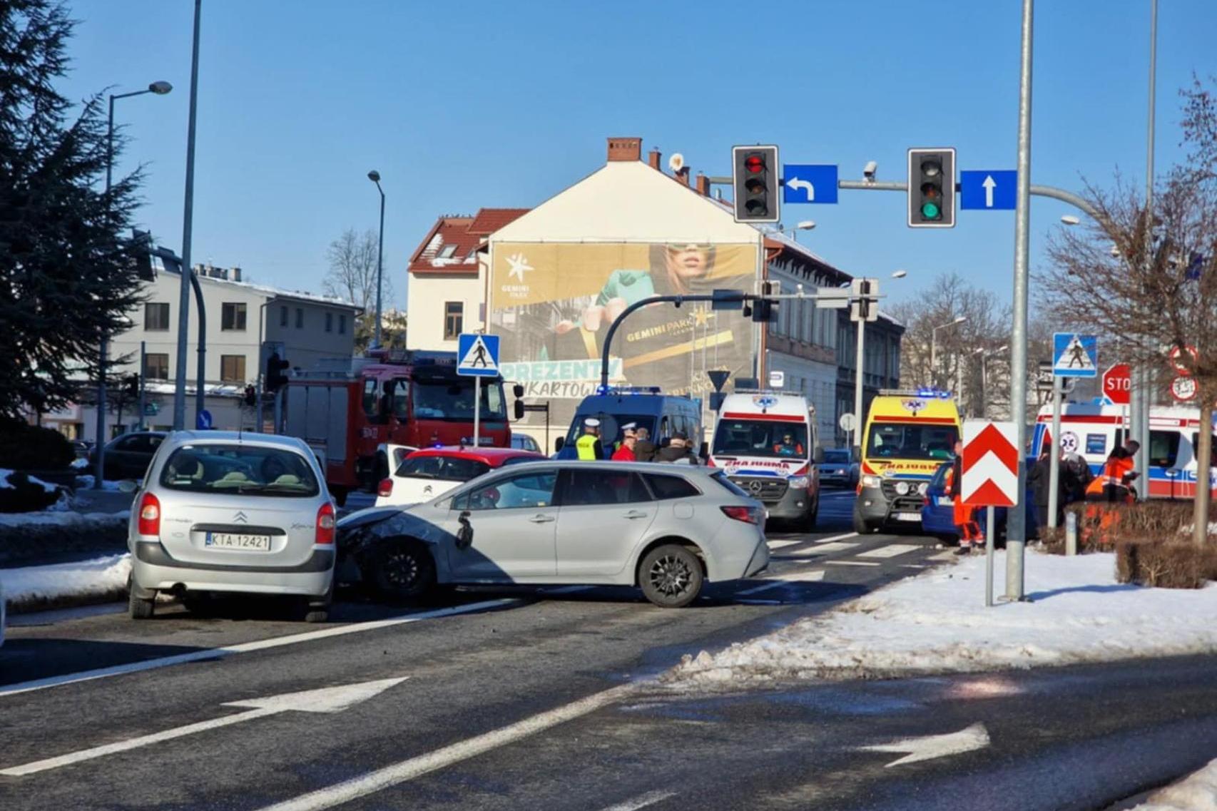 Cztery samochody zderzyły się w centrum Tarnowa. Jedna osoba jest ranna