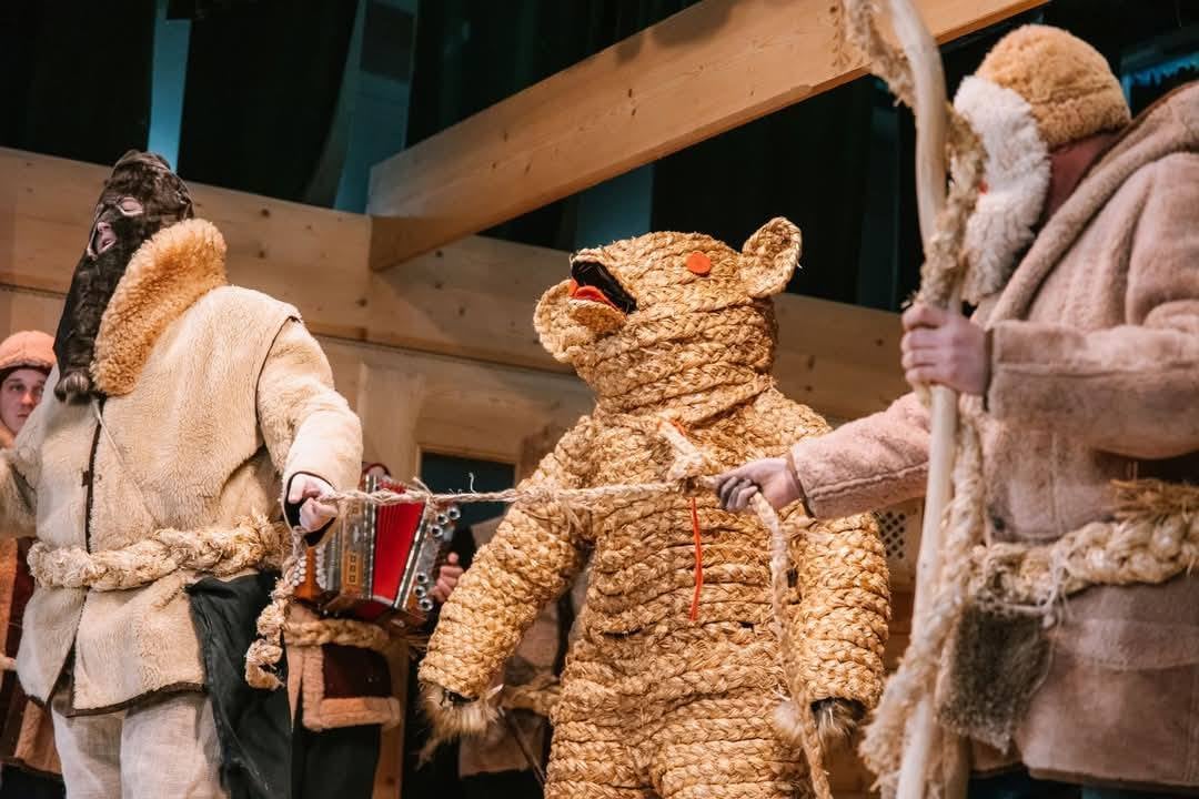 Kolęda z niedźwiedziem. Fot. z archiwum zespołu