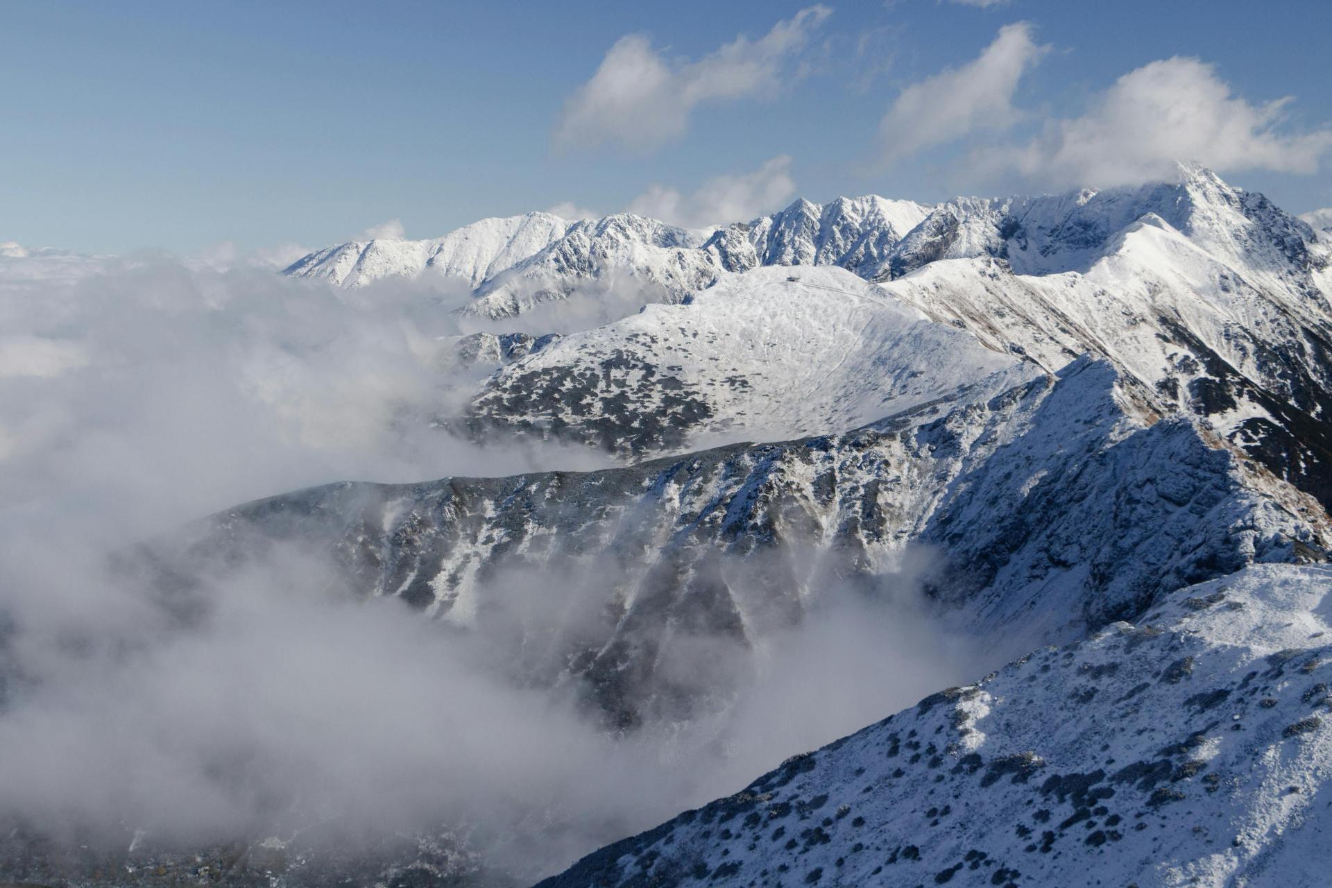 W Tatrach mniejsze zagrożenie lawinami, ale na szlakach może być niebezpiecznie