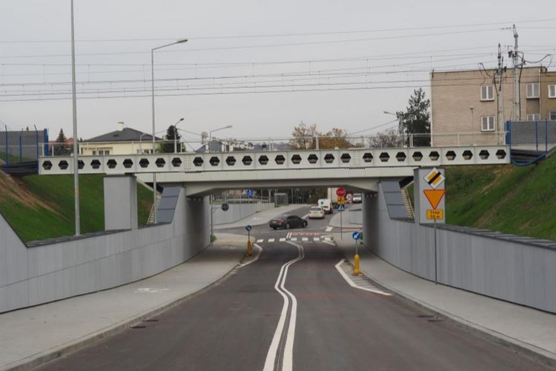 Znaki czy ograniczniki? Co pomoże rozwiązać kłopot pod wiaduktem na Tuchowskiej w Tarnowie?