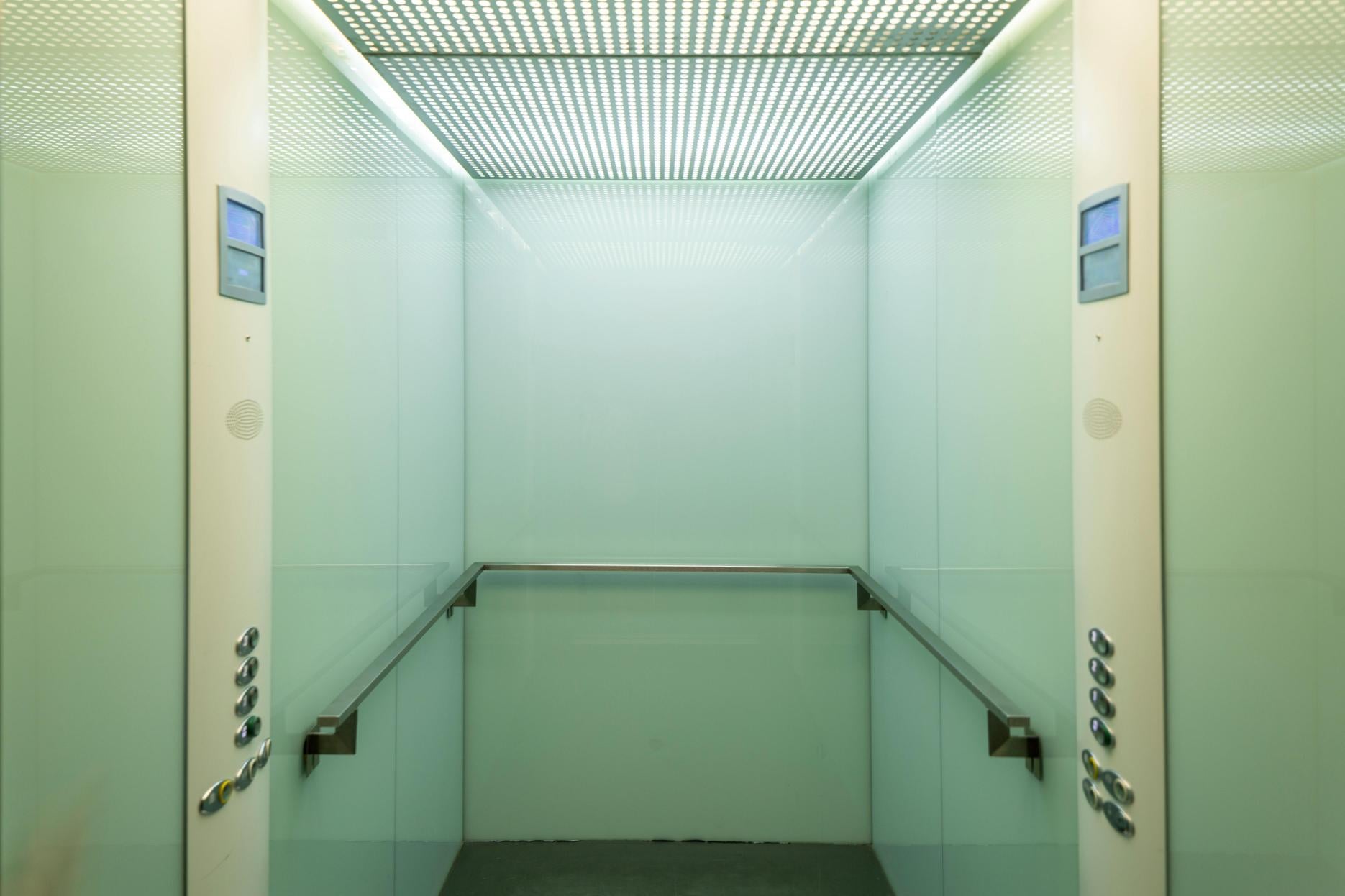 Jak często powinno się robić przeglądy techniczne dźwigów? Kto za to odpowiada?