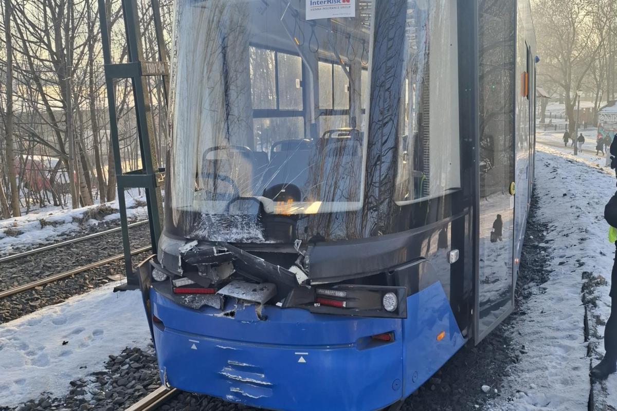 Zderzenie tramwajów w Krakowie. Trzy osoby są lekko ranne