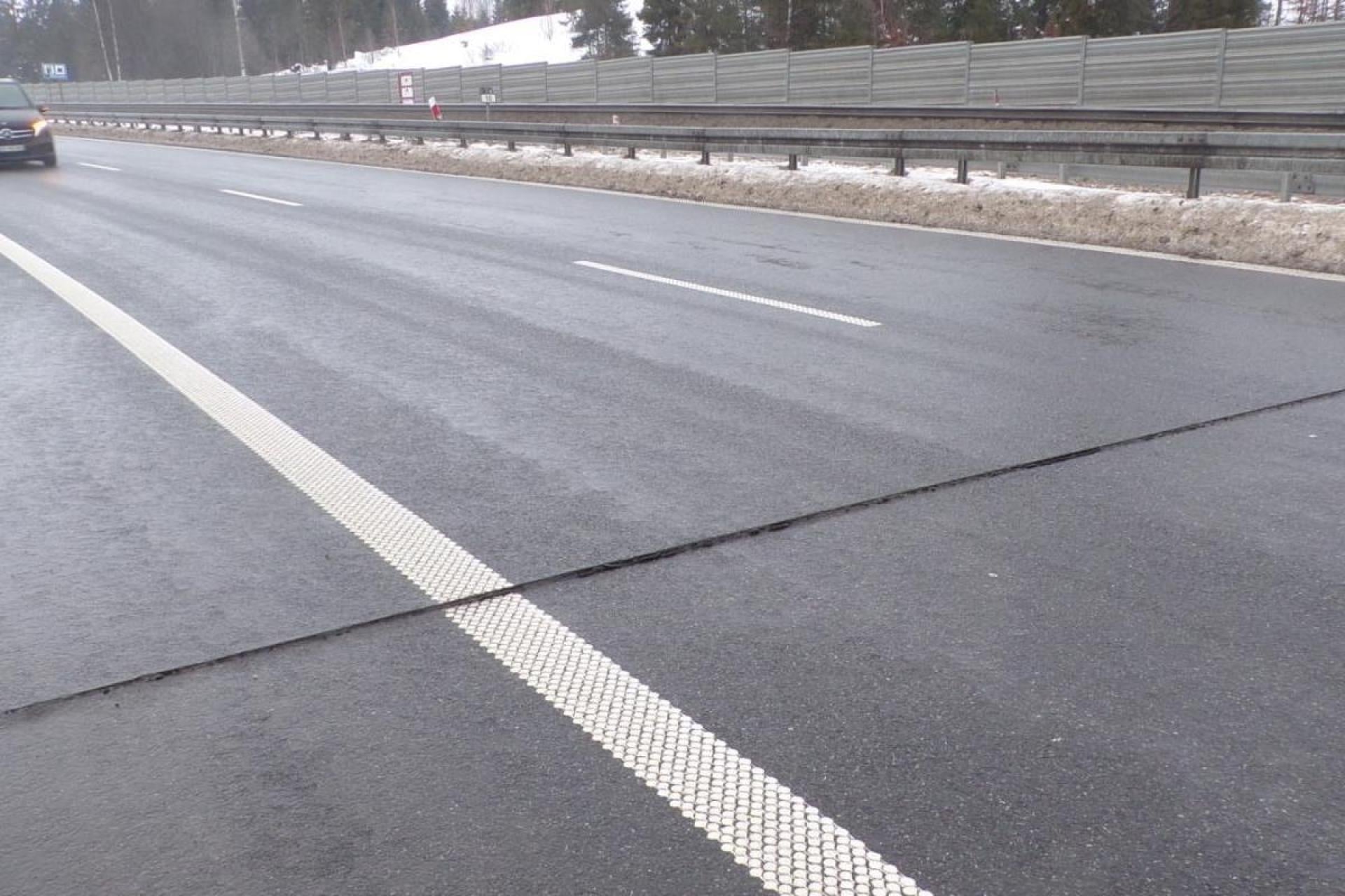 Awaryjna naprawa poprzecznych pęknięć na Zakopiance. W czwartek będą utrudnienia