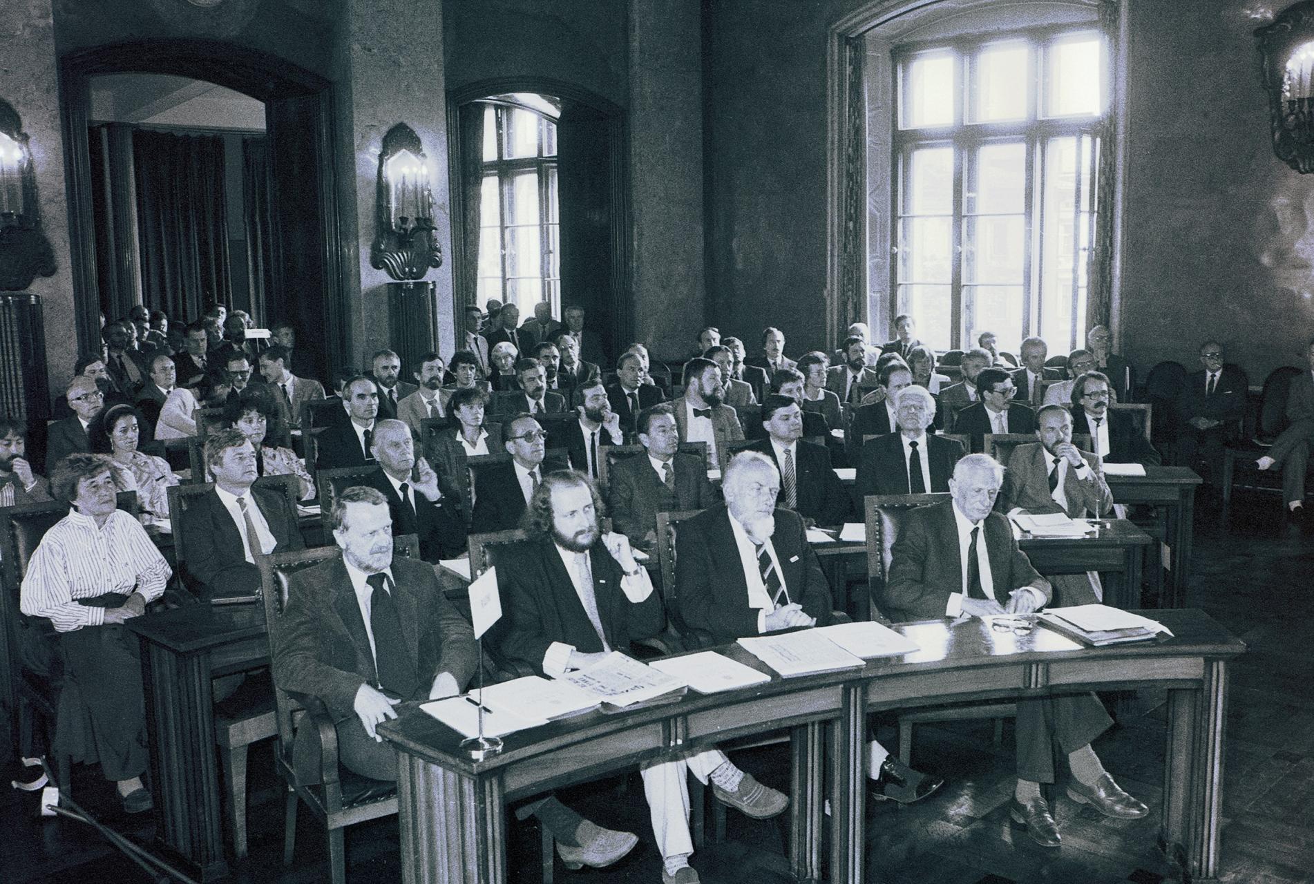 ?Polska liberalna? i ?Polska solidarna? w walce o "samorząd wolności" w Krakowie