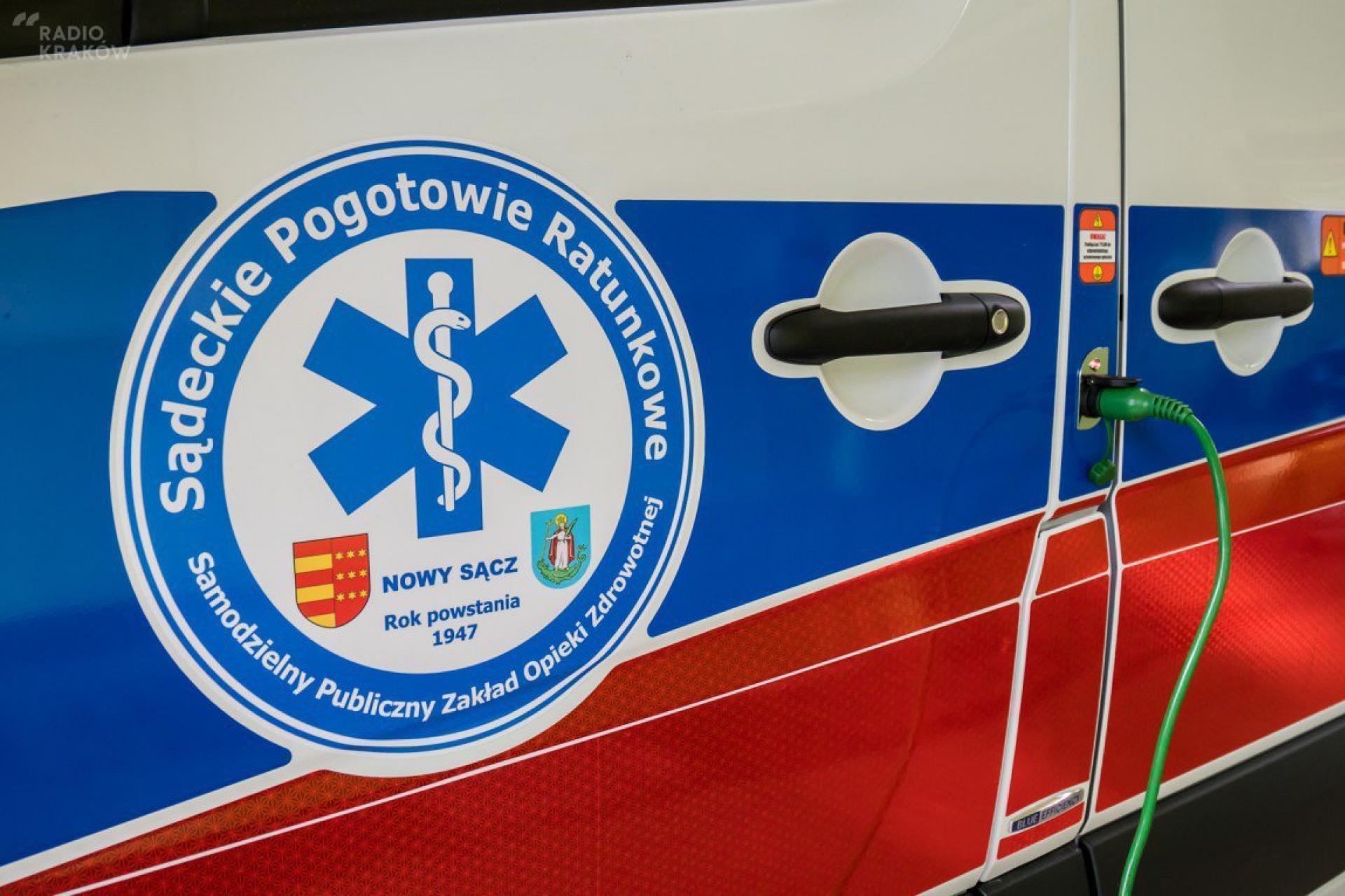 Karetka utknęła na oblodzonej drodze w Szczawie. Jechała z dzieckiem do szpitala