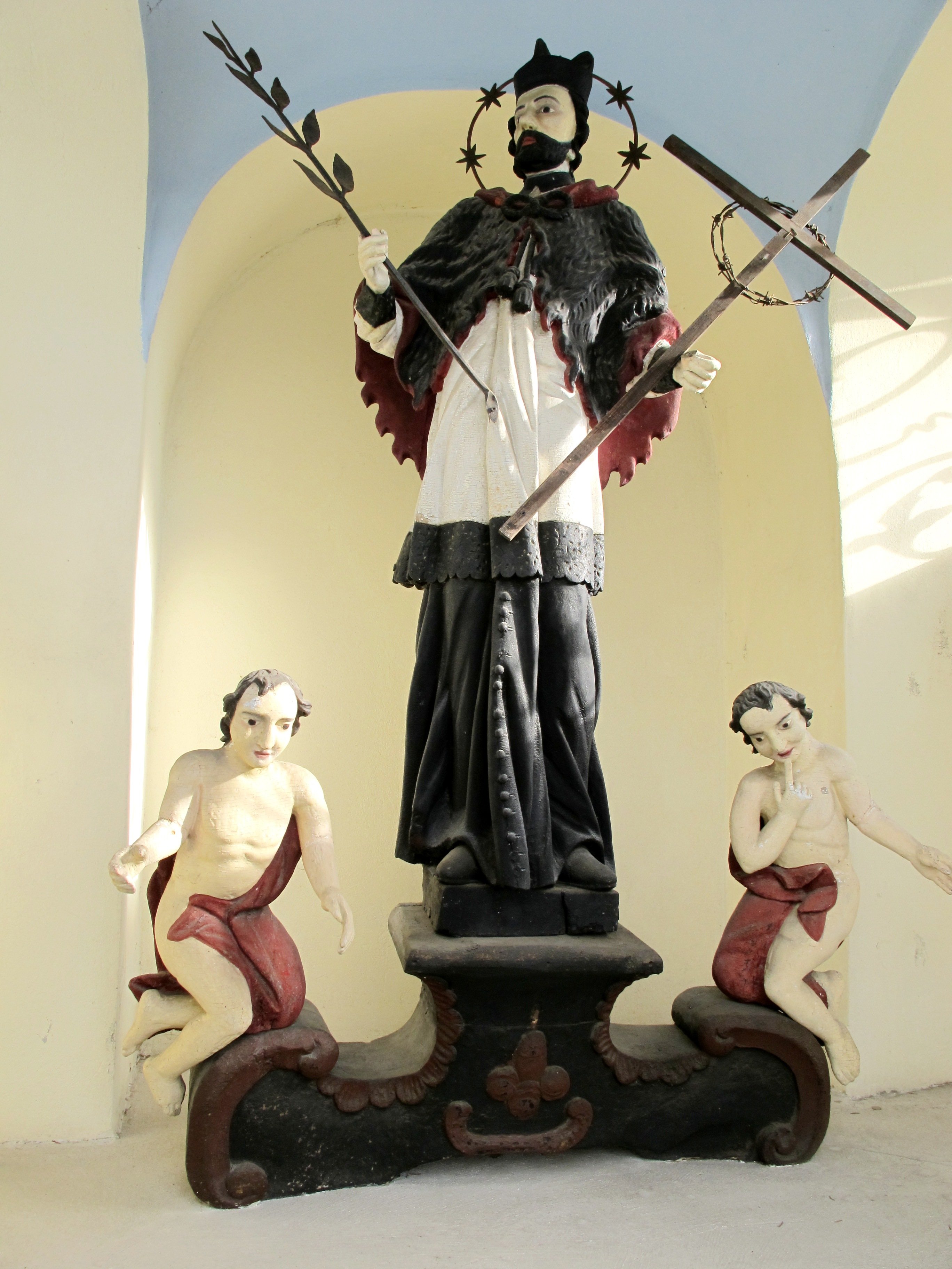 Św. Jan Nepomucen w kapliczce na muszyńskim Rynku (fot. Barbara Rucka) 