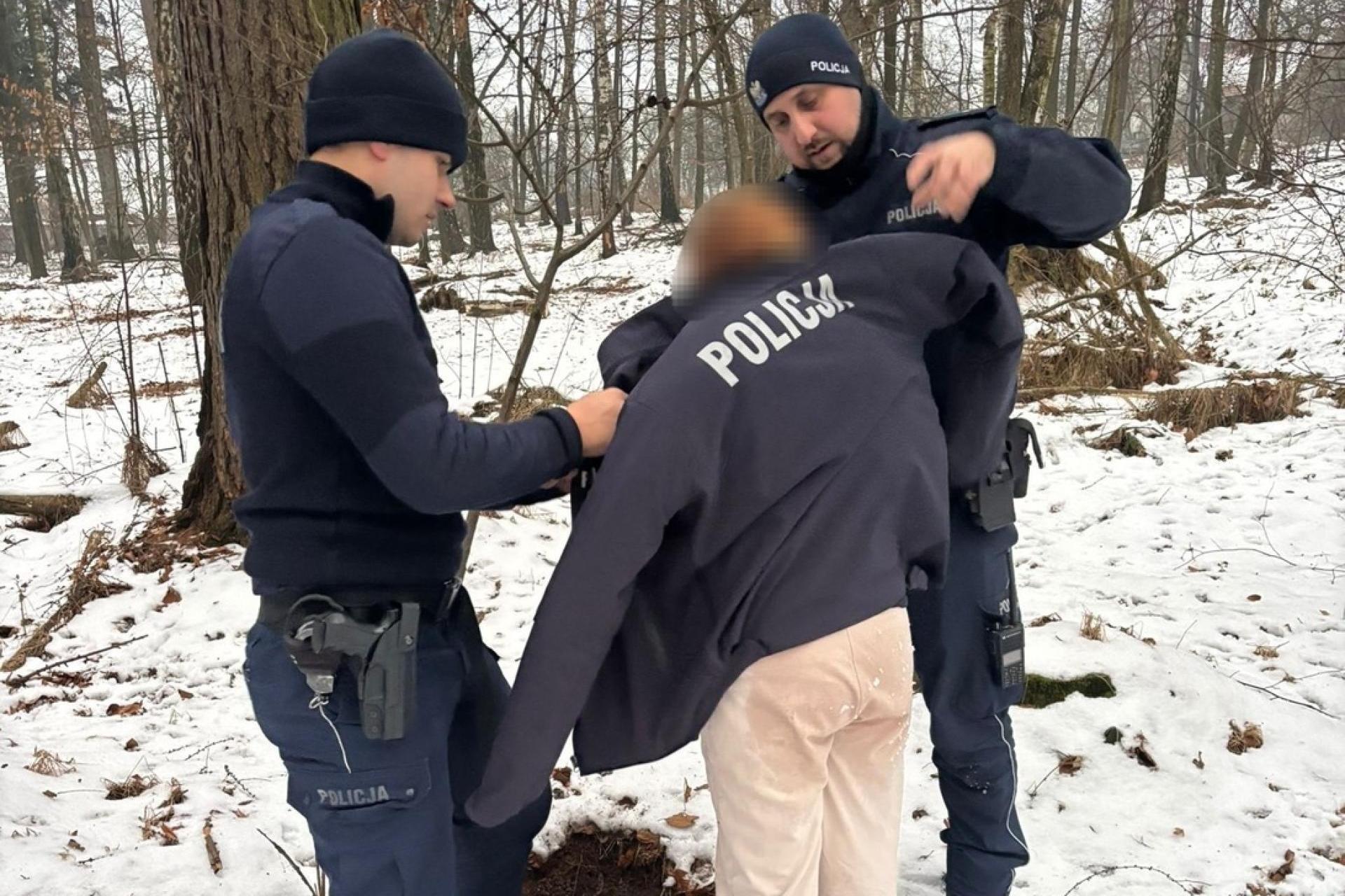 Wadowice. Policjanci odnaleźli zaginioną 12-latkę w lesie