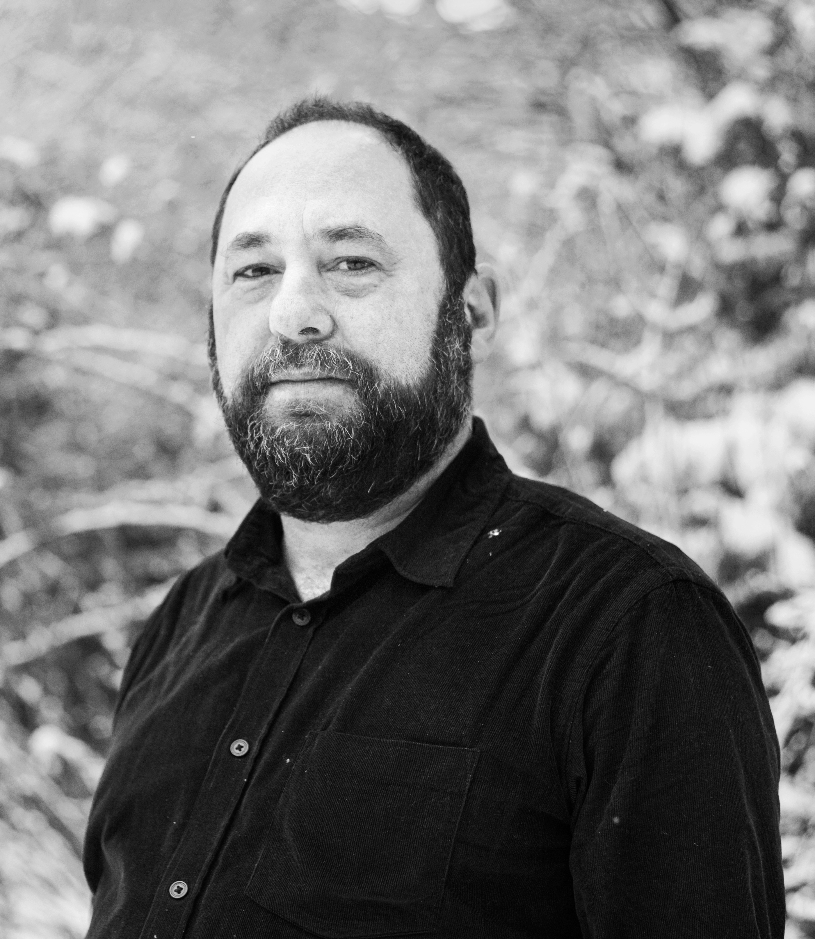 Jan Hartman w ogrodzie budynku Collegium Medicum Uniwersytetu Jagiellońskiego przy ul. Michałowskiego w Krakowie. Fot. zasoby wikipedii