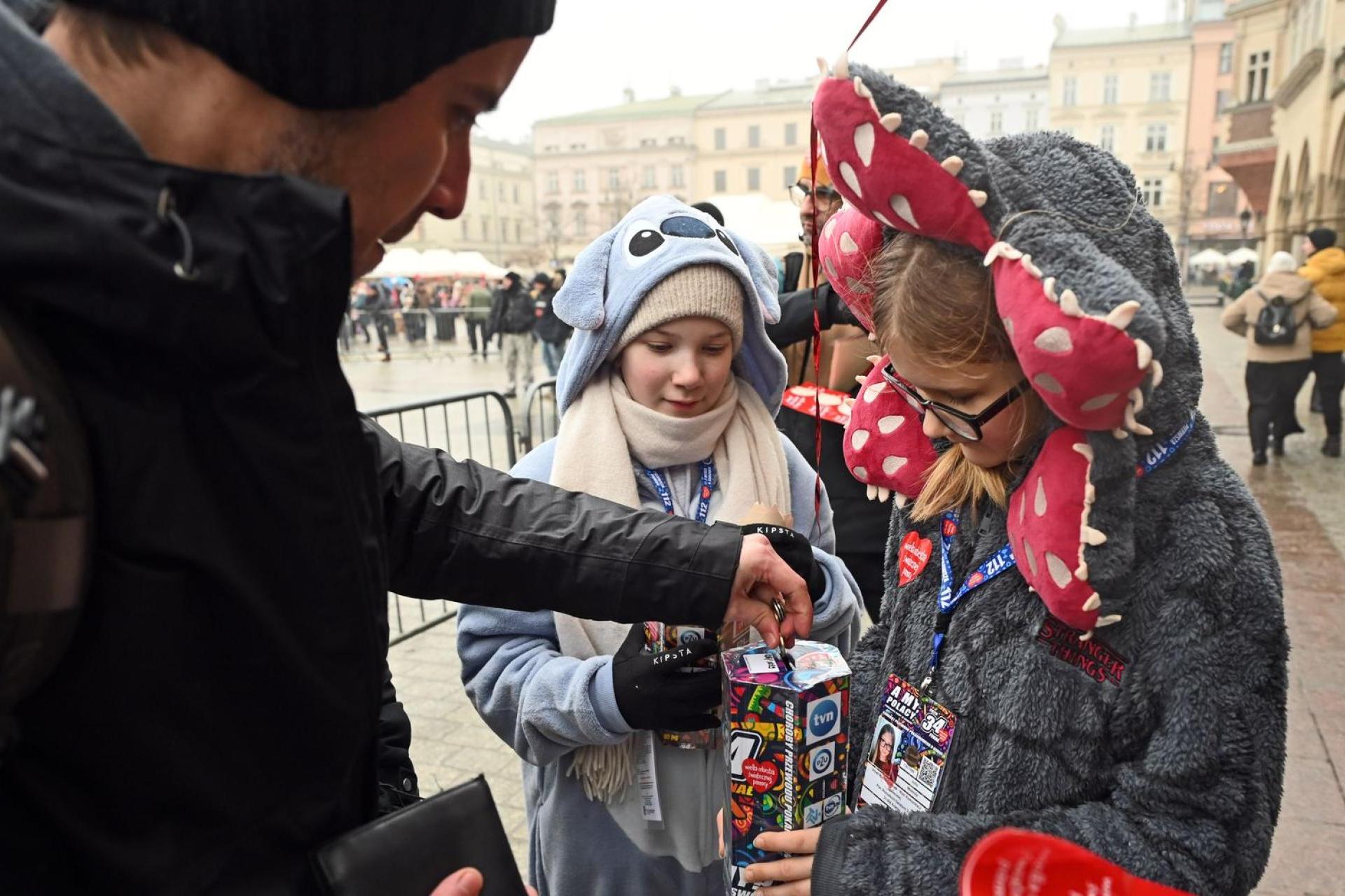 Ten dzień ładuje dobrocią na cały rok. 34. finał WOŚP w Krakowie