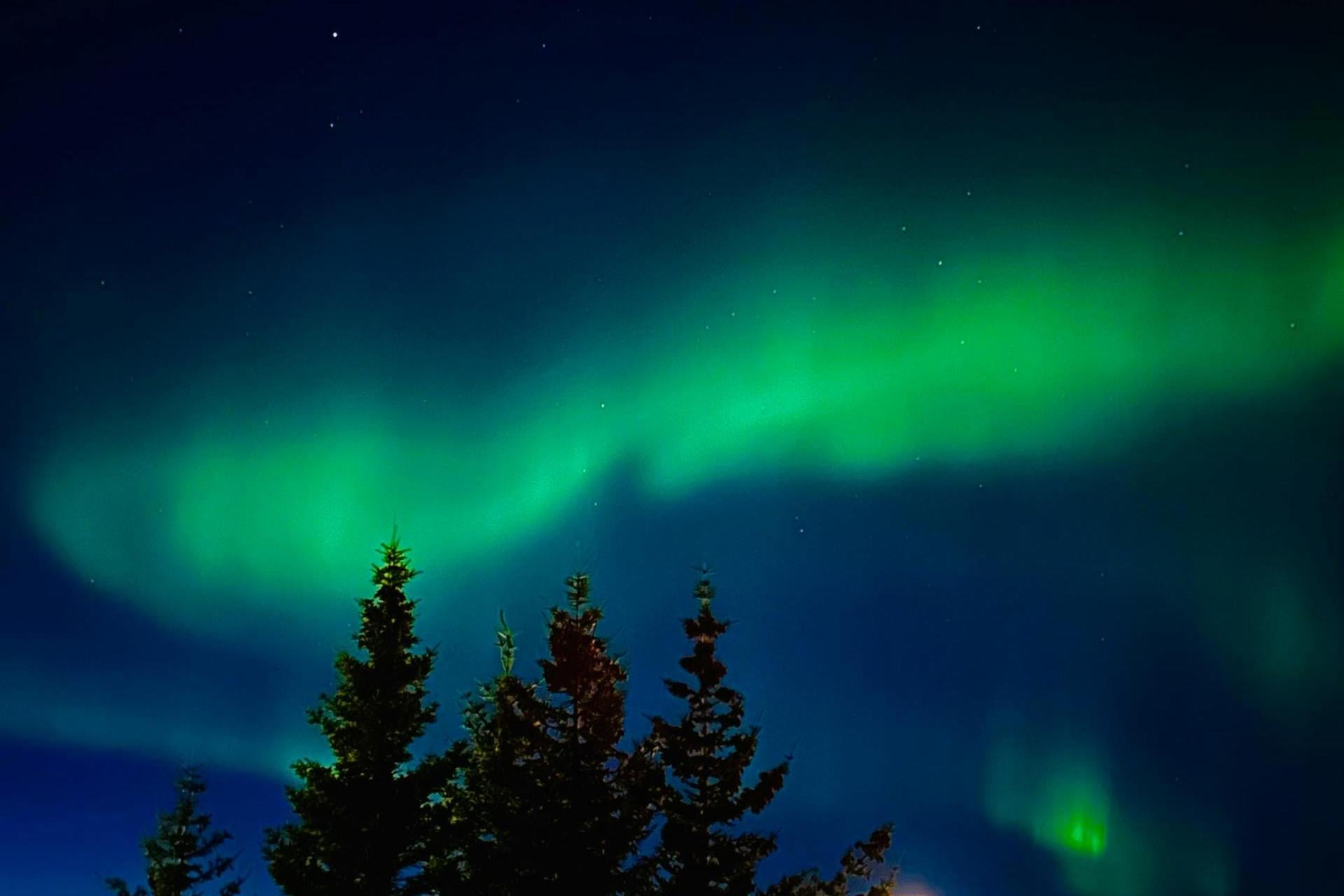 Słońce kichnęło, internet oszalał. Co naprawdę rozświetliło polskie niebo?