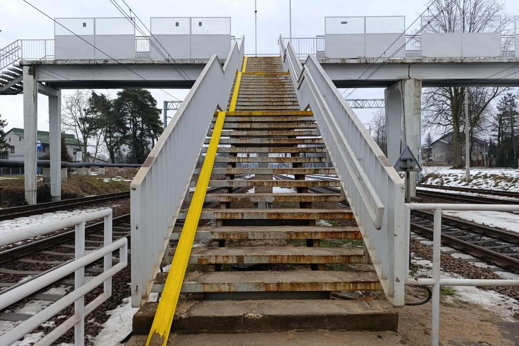 Nie dla wszystkich dostępny dworzec w Libiążu. "Wózek na plecy, dziecko na ręce"