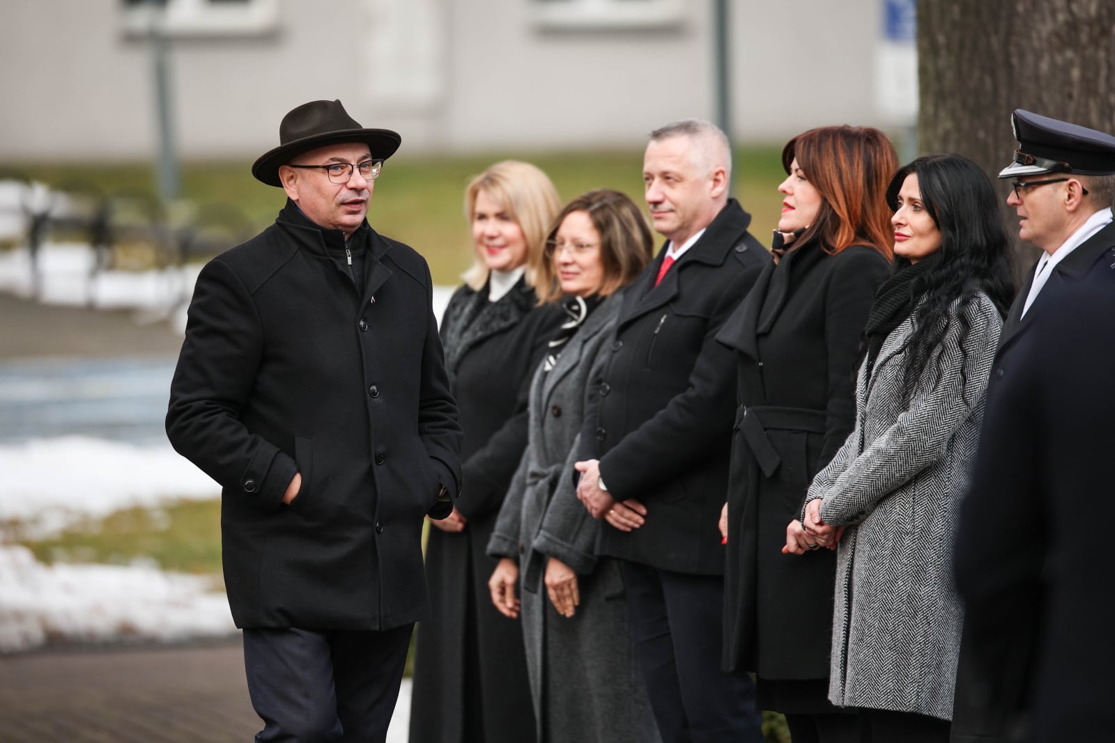 Międzynarodowy Dzień Pamięci o Ofiarach Holokaustu. Zastępca prezesa IPN Mateusz Szpytma (L) podczas uroczystości złożenia kwiatów przed upamiętniającą pierwszy masowy transport Polaków do KL Auschwitz w dn. 14 czerwca 1940 r. tablicą na terenie Małopolskiej Uczelnii Państwowej im. rtm. Witolda Pileckiego w Oświęcimiu, 27 bm. Tego dnia 81 lat temu Armia Czerwona wyzwoliła obóz Auschwitz. Fot. PAP/Łukasz Gągulski 
