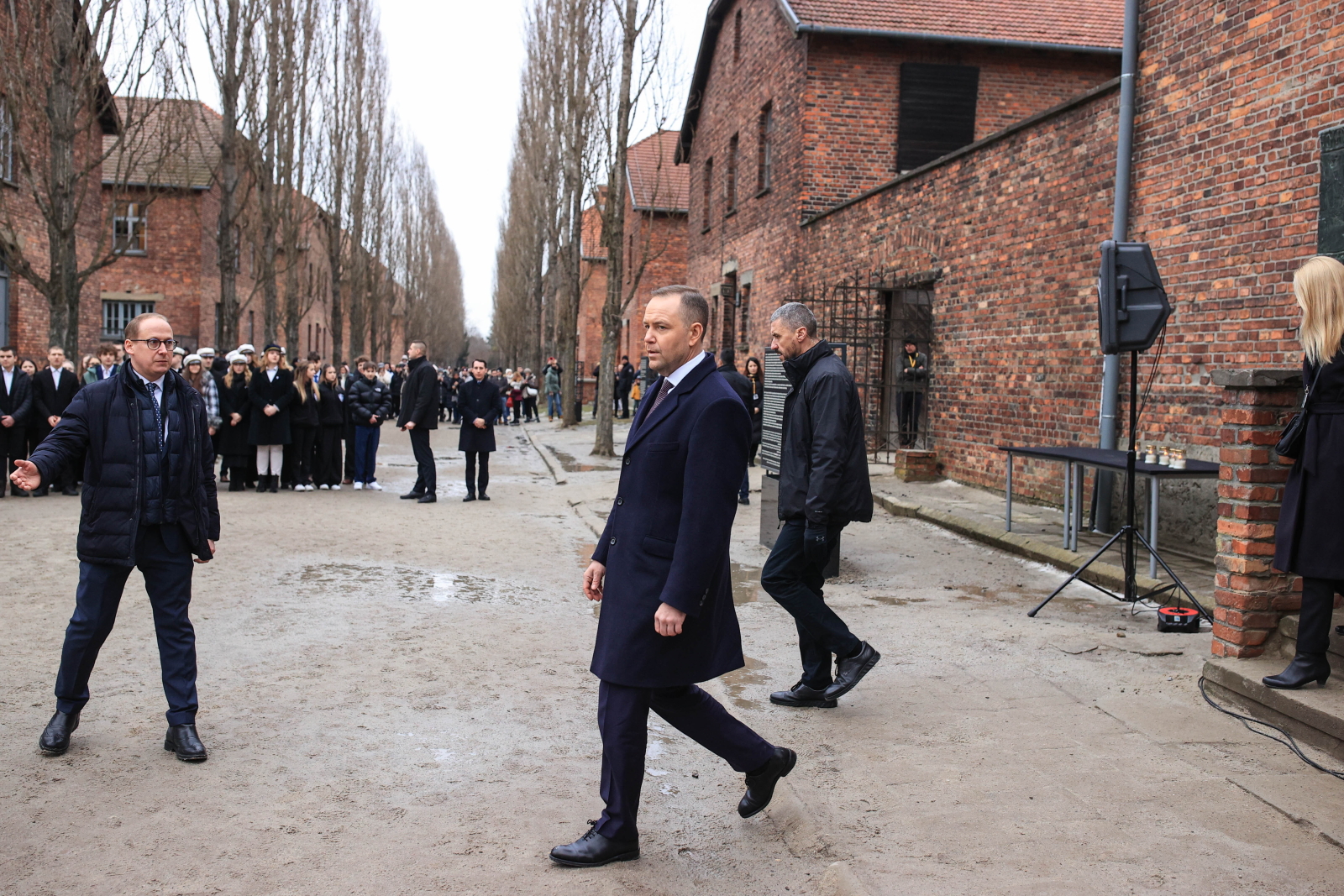  Prezydent Karol Nawrocki (C) po uroczystości złożenia kwiatów przed Ścianą Śmierci na terenie byłego obozu Auschwitz w Oświęcimiu, 27 bm. Tego dnia 81 lat temu Armia Czerwona wyzwoliła obóz Auschwitz. Fot. PAP/Jarek Praszkiewicz 