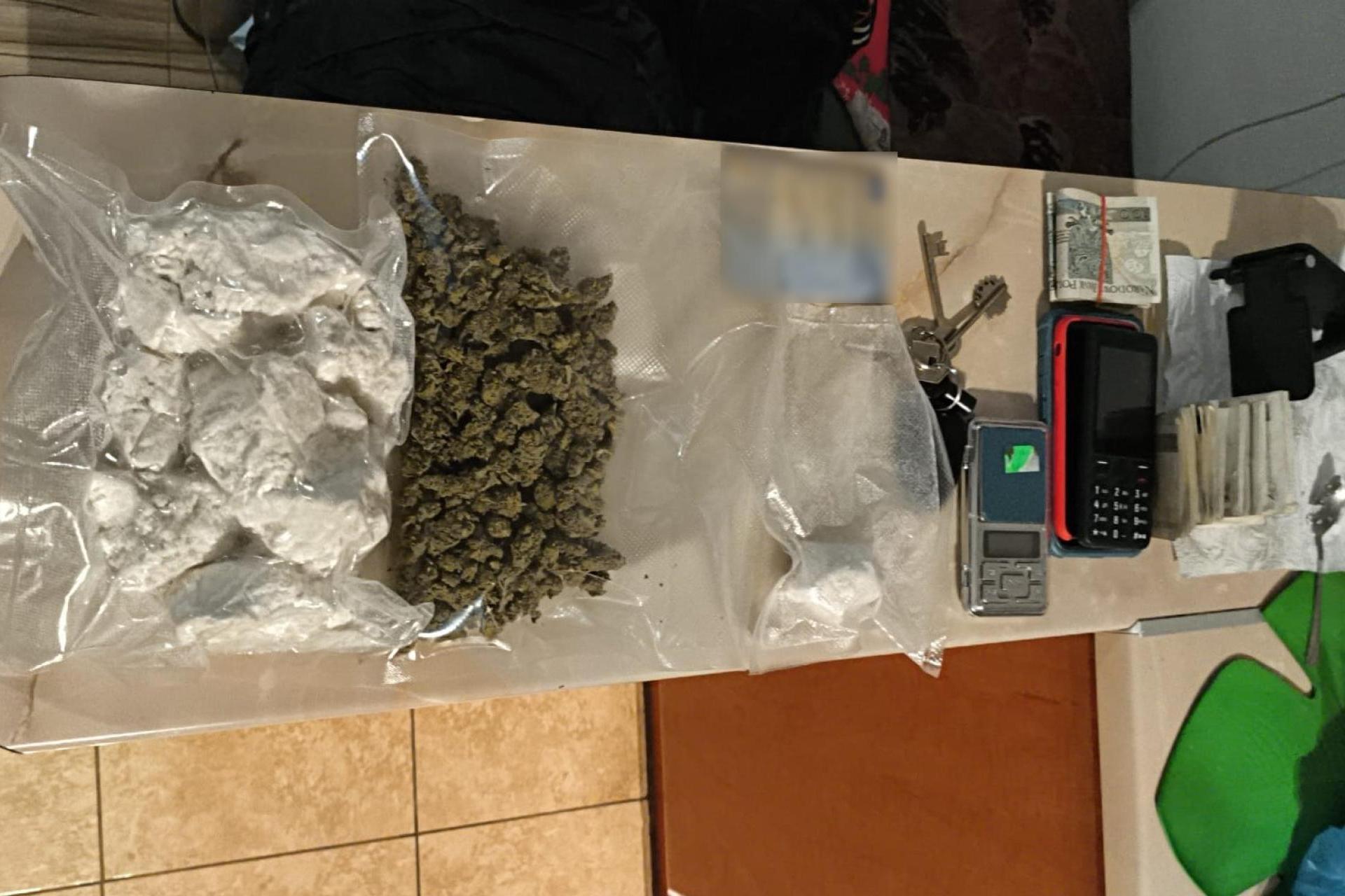 Poszukiwany 45-latek trafił w ręce policji. W mieszkaniu miał narkotyki