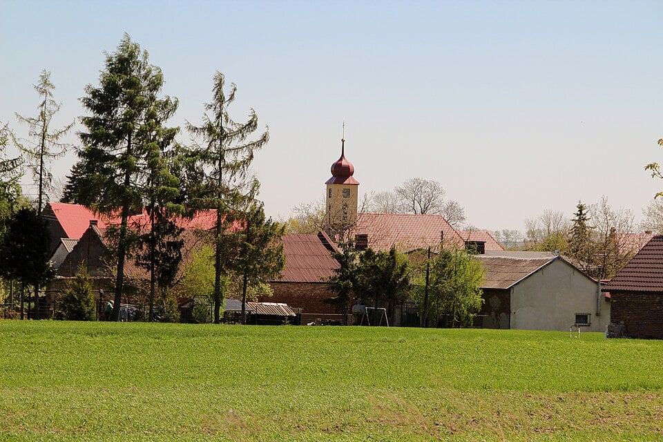 Ludmierzyce – kościół rzymskokatolicki p.w. Trójcy Świętej, 1926 (fot. Ralf Lotys/Wikipedia)