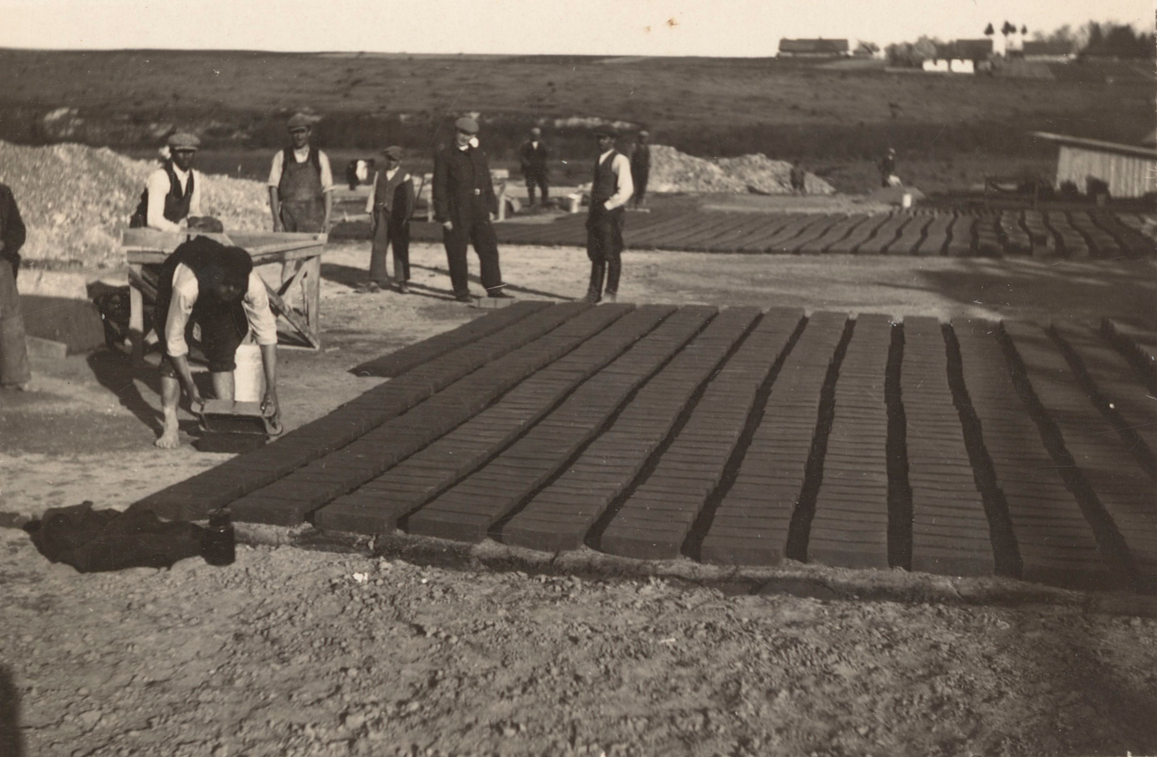 Strycharze przy układaniu cegieł, Polska, lata 30 XX w. Własność Barbary Zbroi