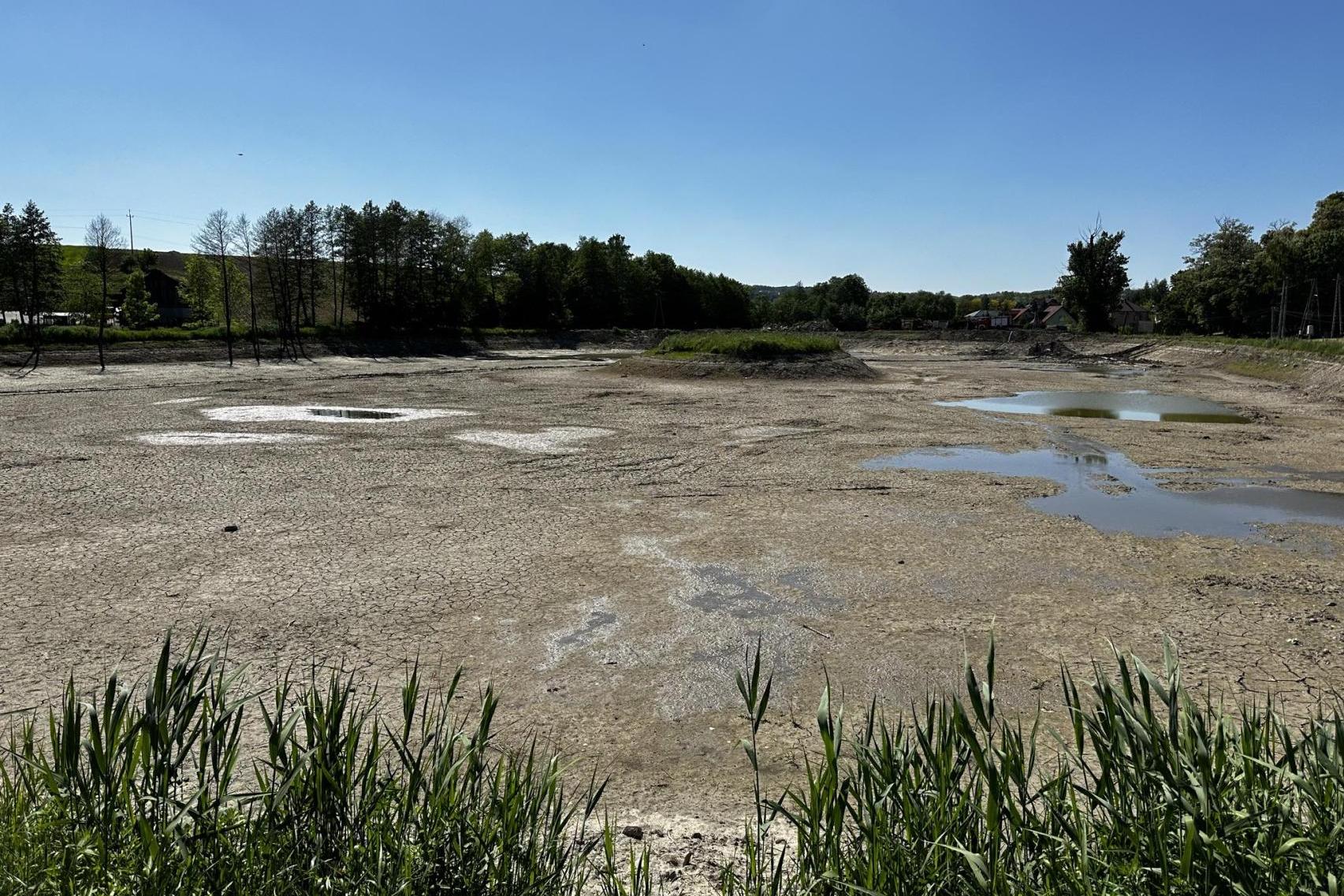 Wody Polskie: stawy w Masłomiącej przez cały czas są niszczone