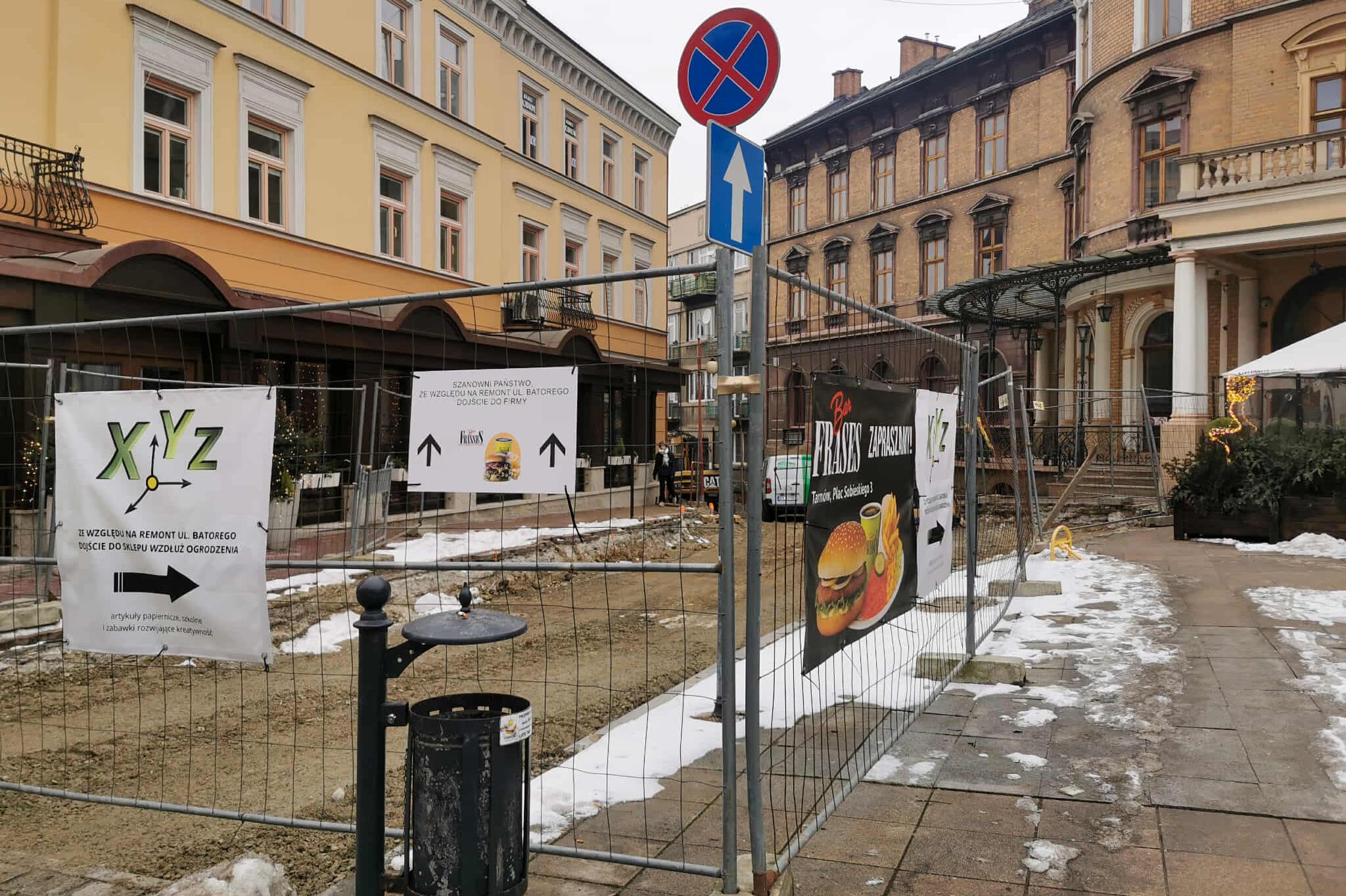 Rozkopana ul. Batorego w Tarnowie. Na płocie znaki ułatwiające dotarcie klientom do przedsiębiorstw znajdujących się przy remontowanej ulicy. Zdjęcie: B. Maziarz/ Radio Kraków
