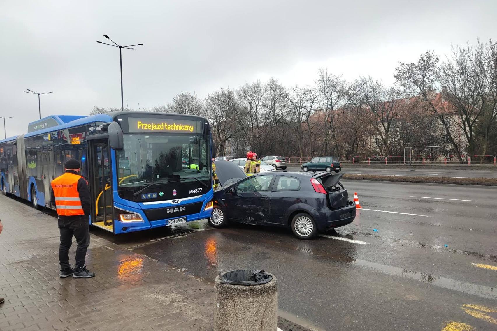 Poważny wypadek w Krakowie. Zderzyły się dwa auta i miejski autobus