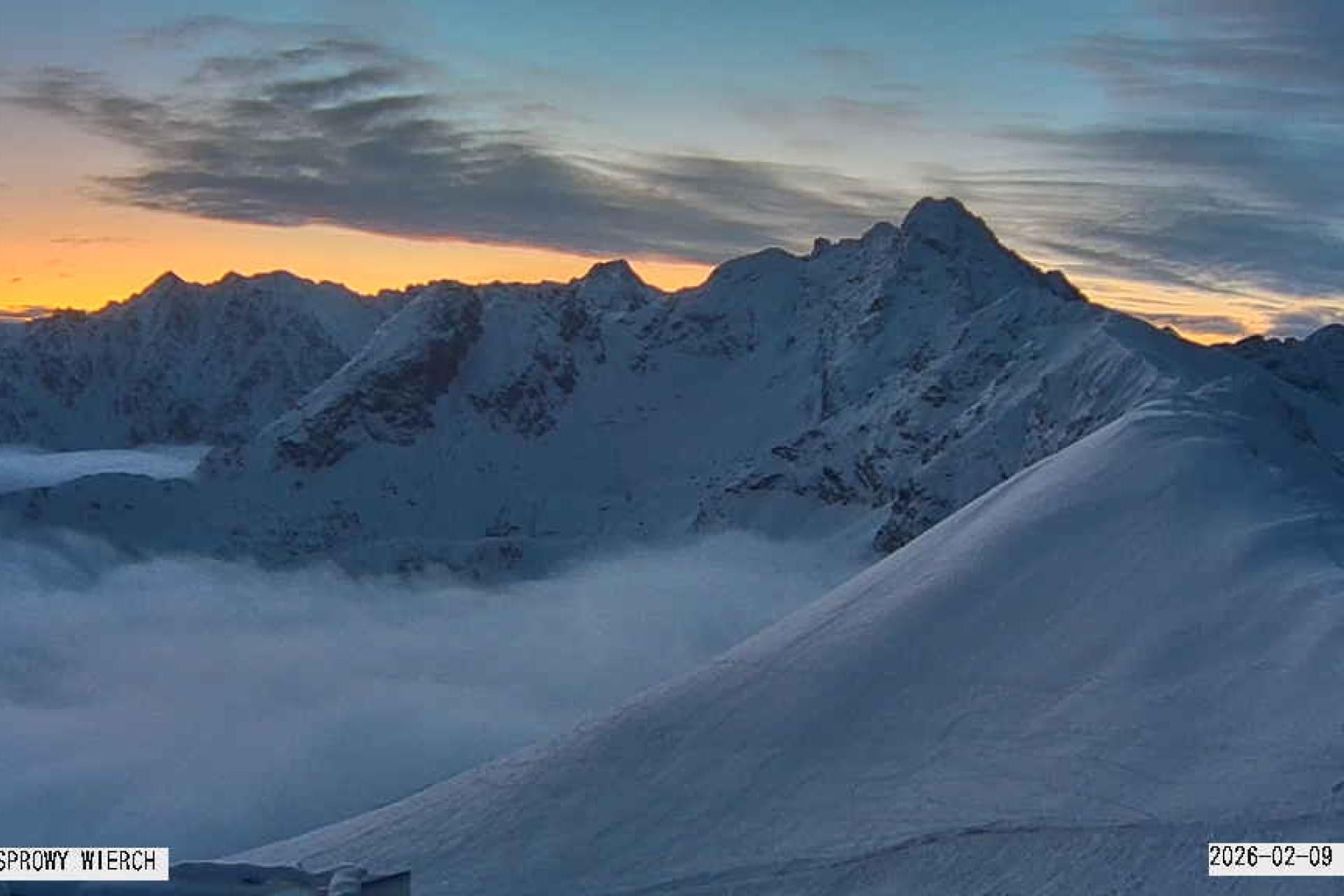 Trudne warunki turystyczne w Tatrach. Lawinowa ?dwójka? powyżej granicy lasu