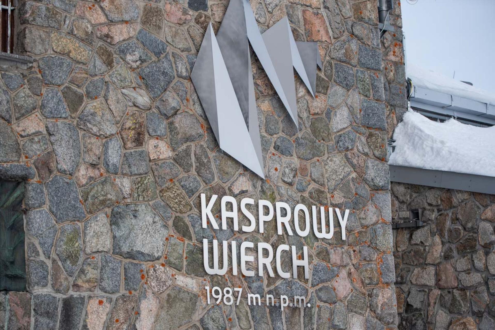 Halny unieruchomił kolej na Kasprowy Wierch, trudne warunki na tatrzańskich szlakach