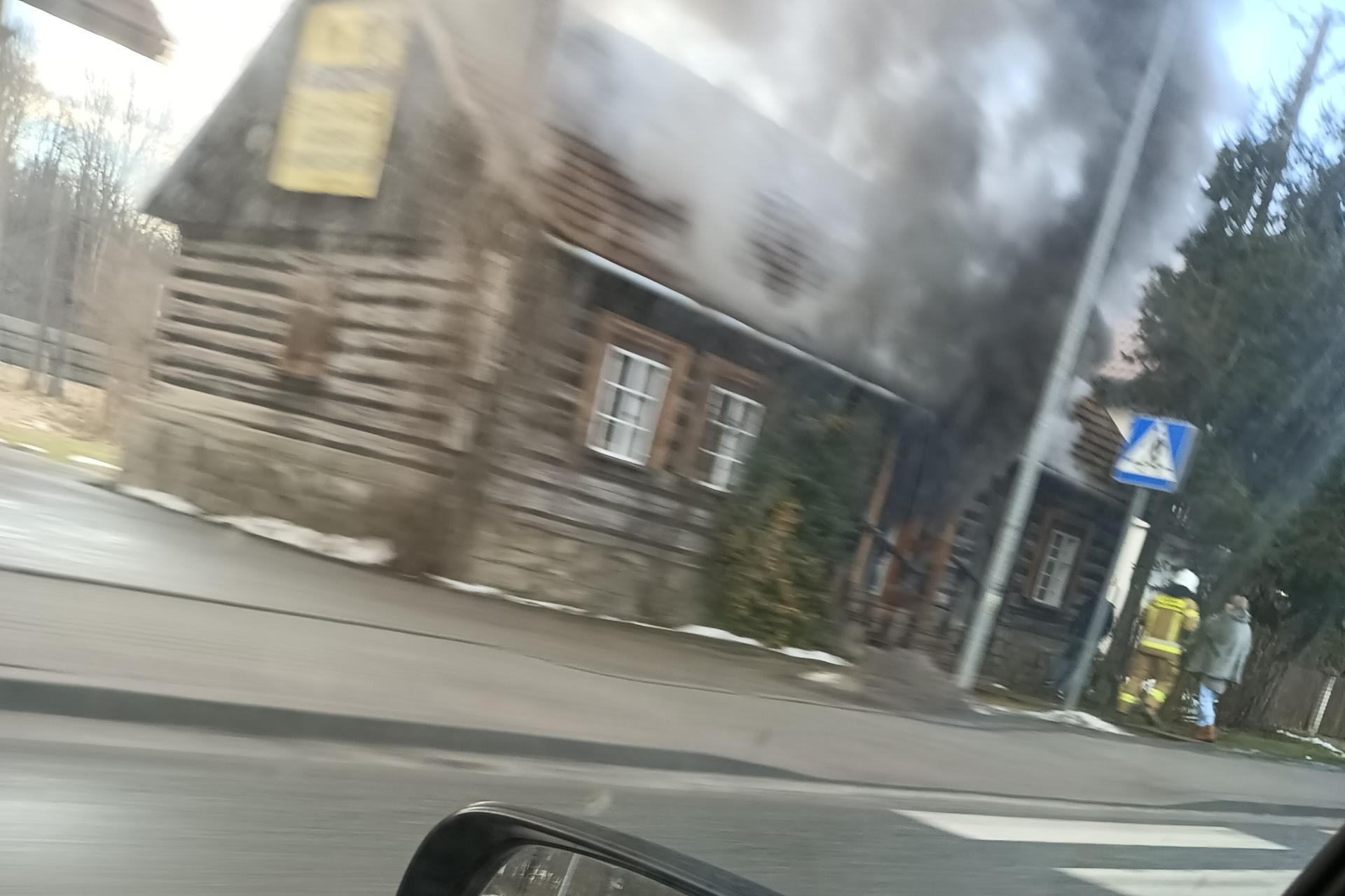 Groźny pożar w Izdebniku. Jedna osoba ucierpiała