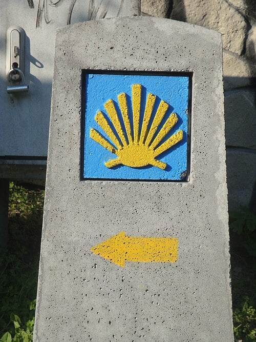 Współczesny symbol małopolskich szlaków św. Jakuba. Sandomierz – początek Małopolskiej Drogi, tuż obok kościoła św. Jakuba (fot. Spacejam2/Wikipedia)