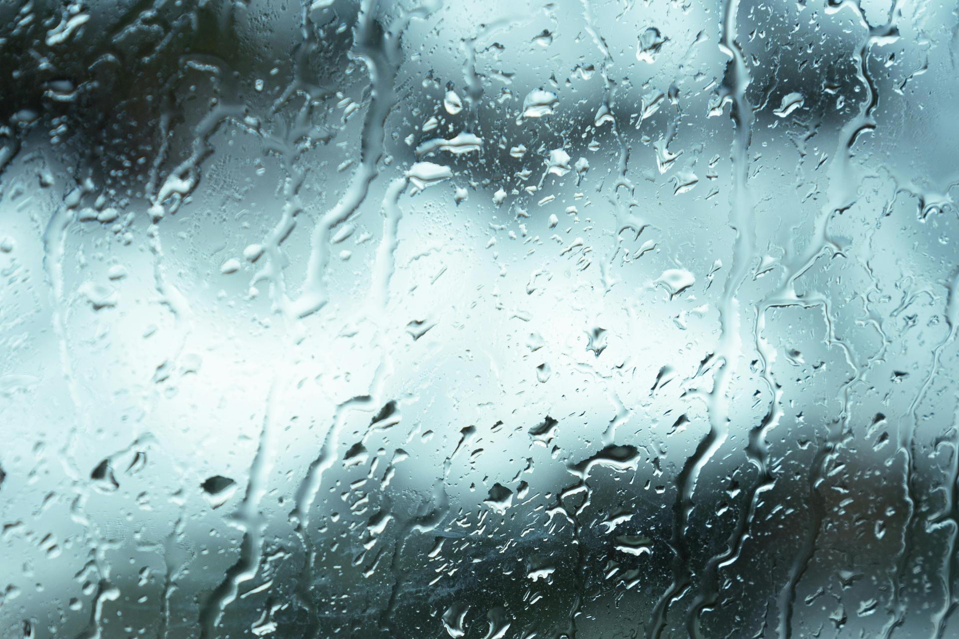 Piątek dość ciepły z przelotnym deszczem. Zimno jedynie na Podhalu