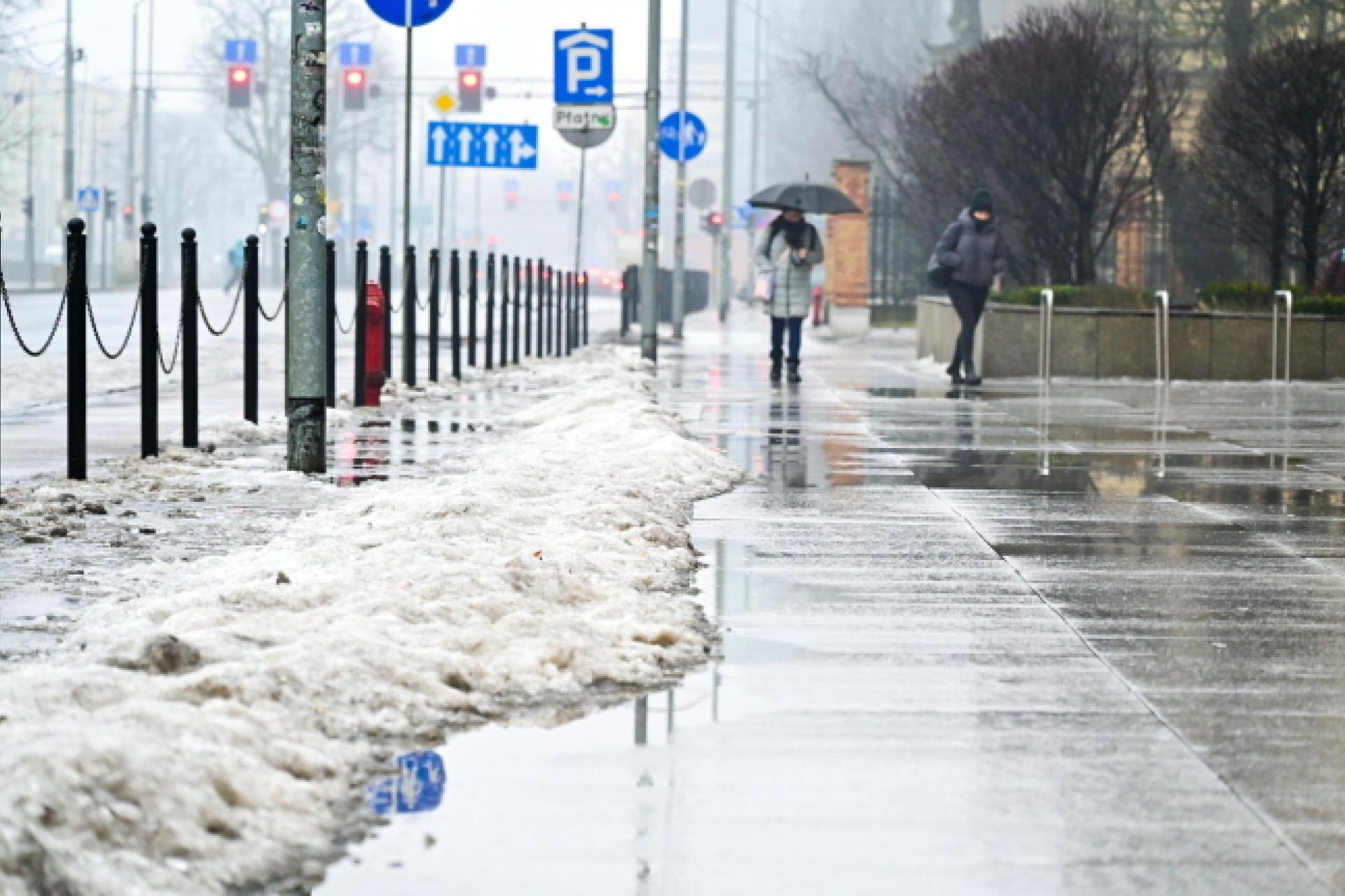 Pochmurna sobota w Małopolsce, ślisko na drogach i chodnikach