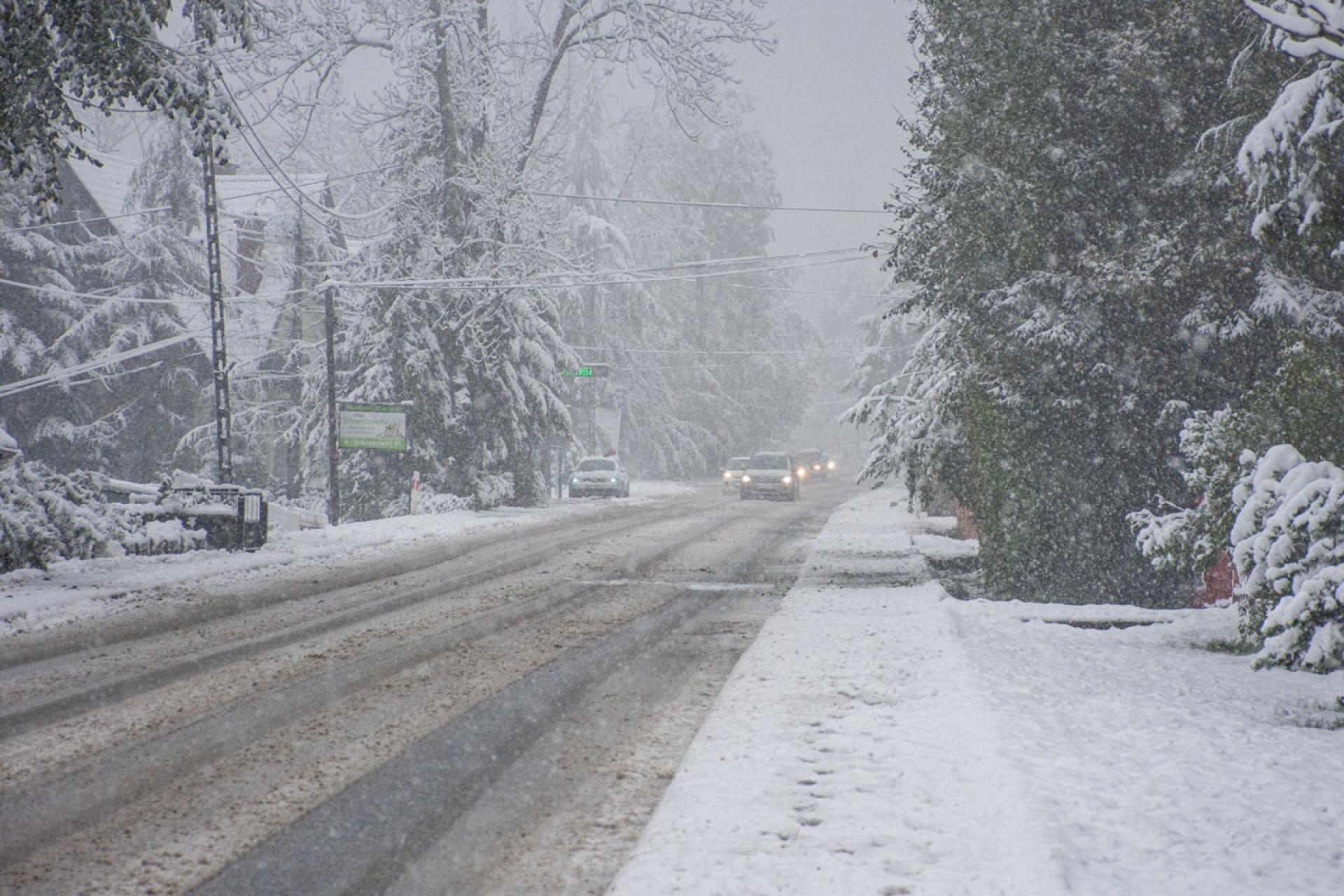 Zima paraliżuje Małopolskę. Utrudnienia i seria stłuczek na drogach
