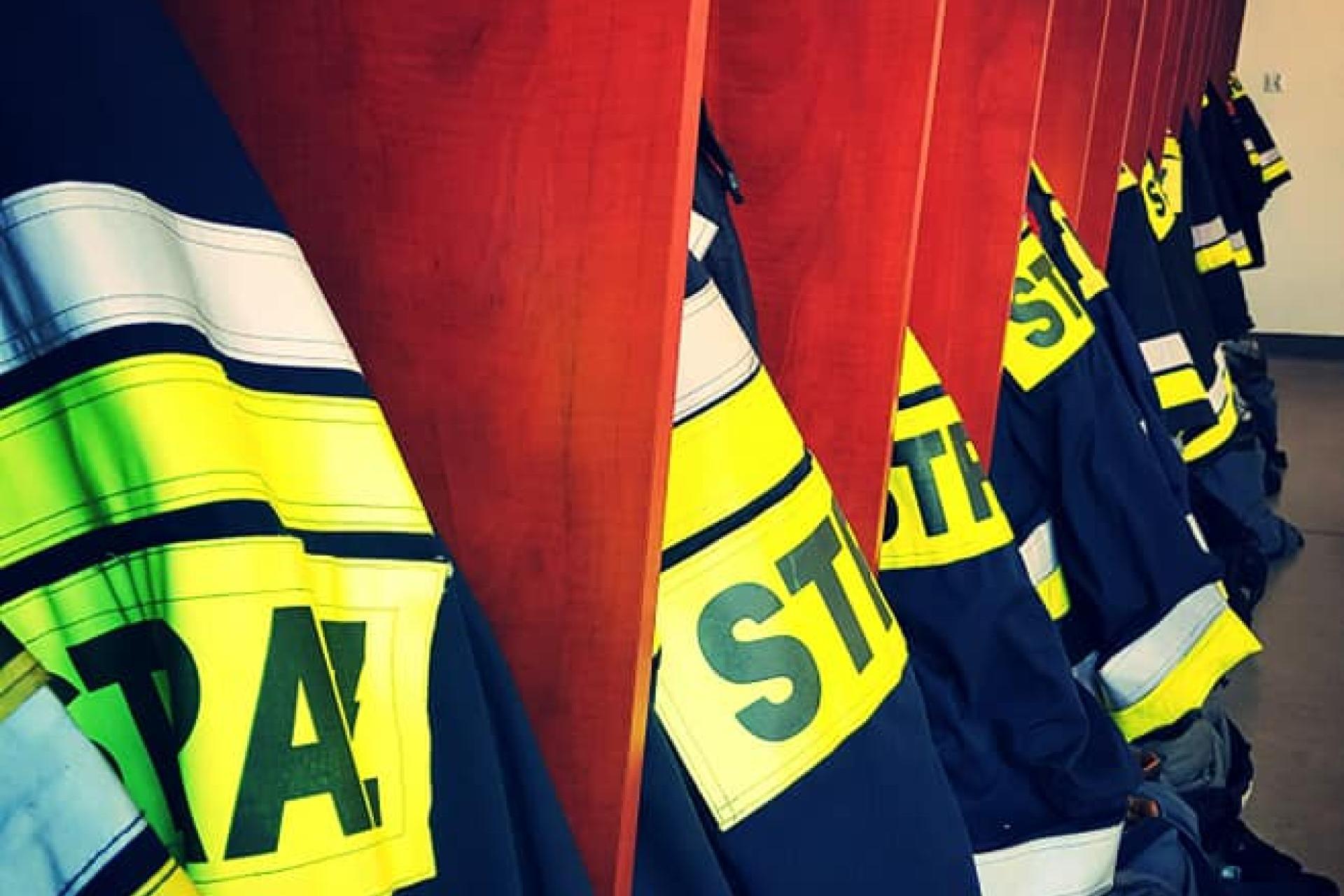 Jeleń utknął w ogrodzeniu. Pomogli mu strażacy z Zawoi i z Suchej Beskidzkiej