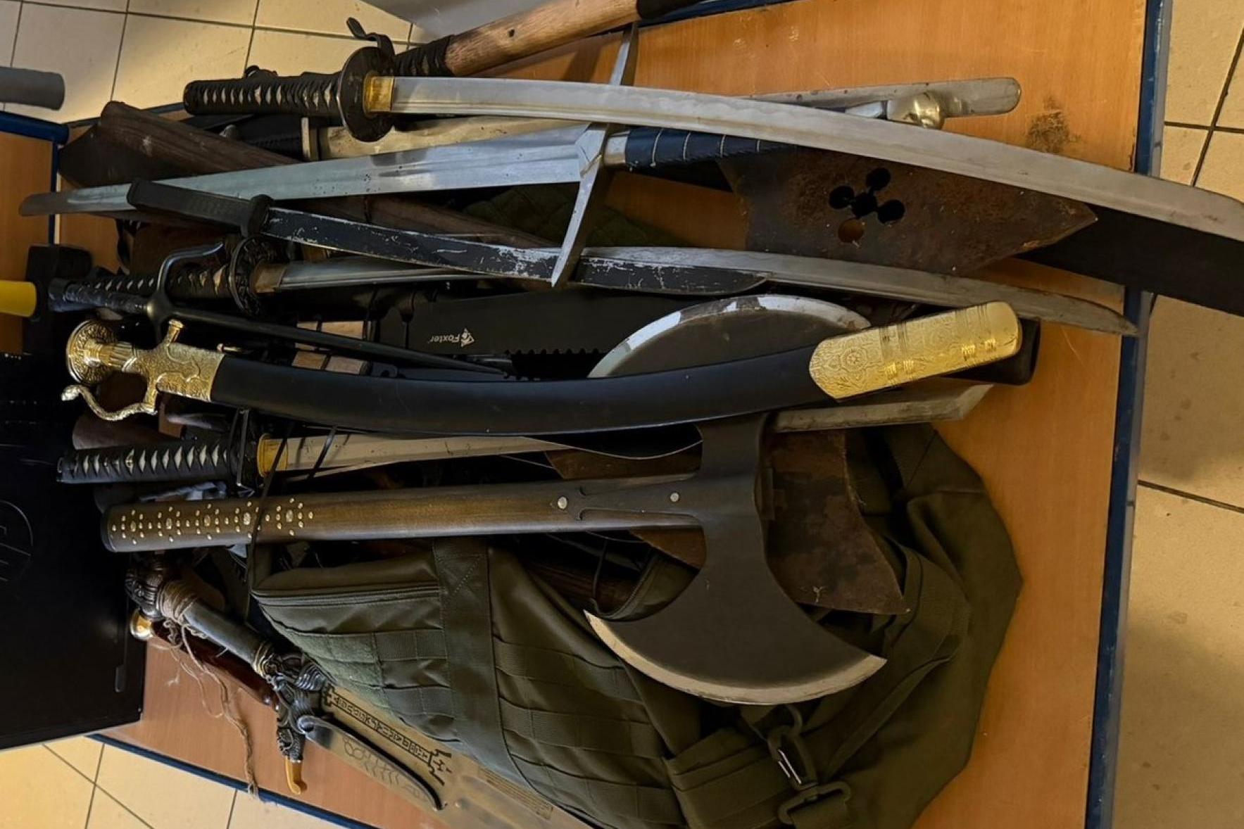 Groził ostrymi narzędziami, w domu trzymał prawdziwą zbrojownię