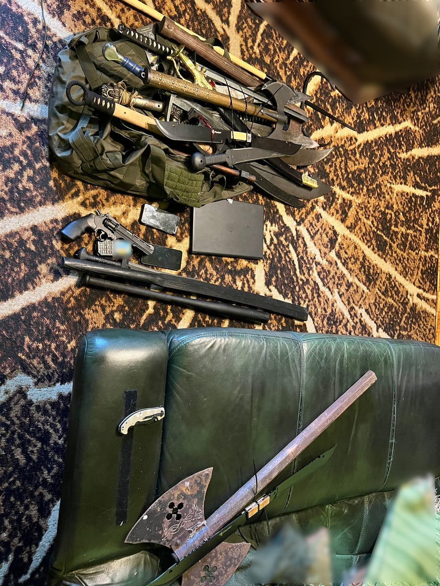 Groził ostrymi narzędziami, w domu trzymał prawdziwą zbrojownię. Fot. małopolska policja