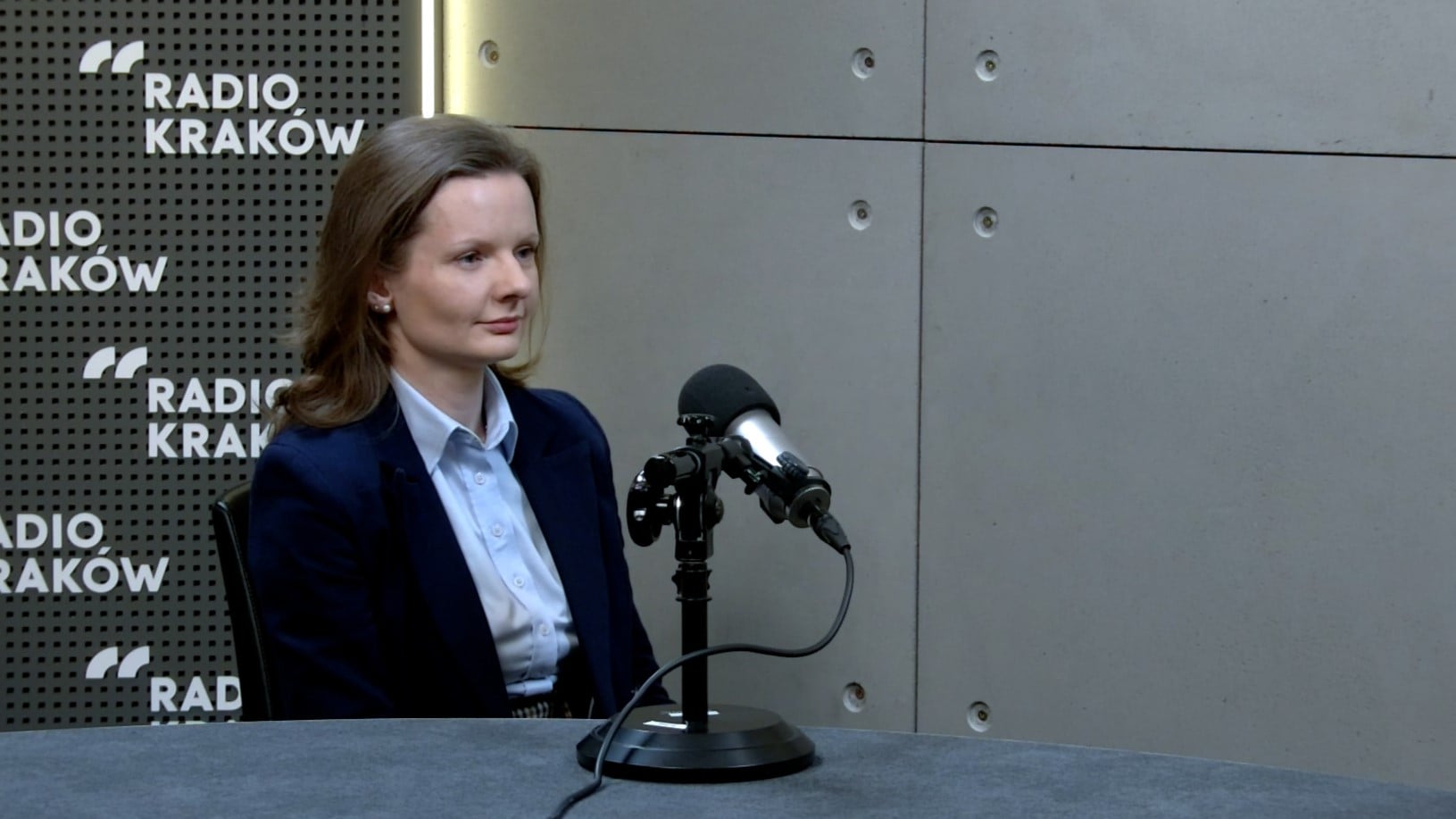 Dr Angelika Małek w studiu Radia Kraków, gość podcastu Na początku było słowo