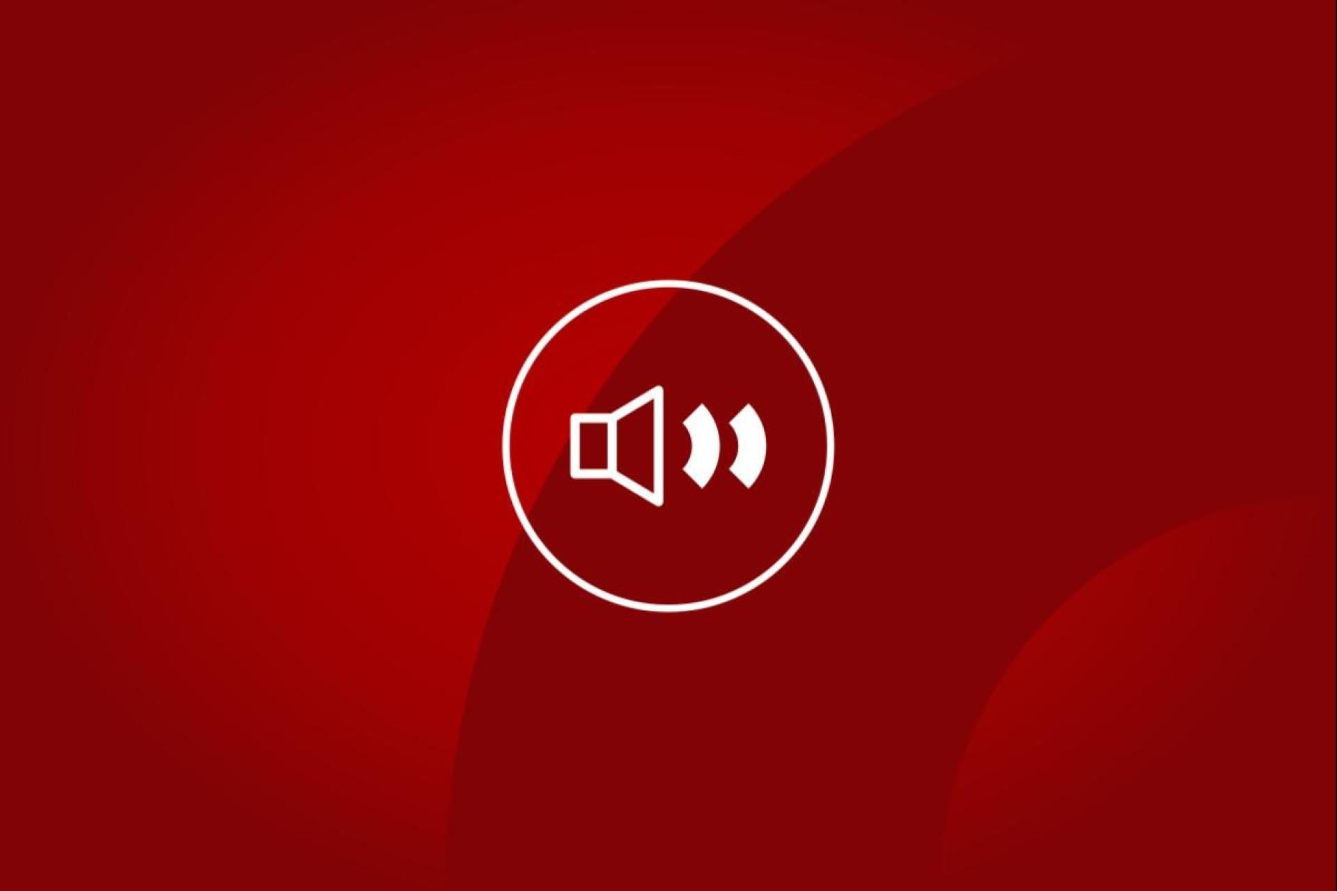 Woda pod dużym ciśnieniem wylewa się na jezdnię na ul. Opolskiej. Są utrudnienia w ruchu