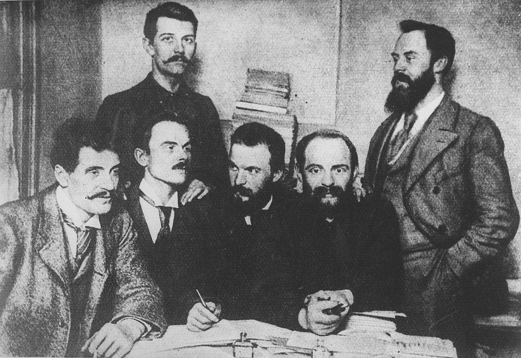 Delegaci PPS na kongres II Międzynarodówki. Londyn 1896. Siedzą od lewej: Ignacy Mościcki, Bolesław Jędrzejowski, Józef Piłsudski, Aleksander Dębski. Stoją: Bolesław Miklaszewski, Witold Jodko-Narkiewicz Z publikacji Wacław Lipiński 'Walka zbrojna o niepodległość Polski 1864-1918