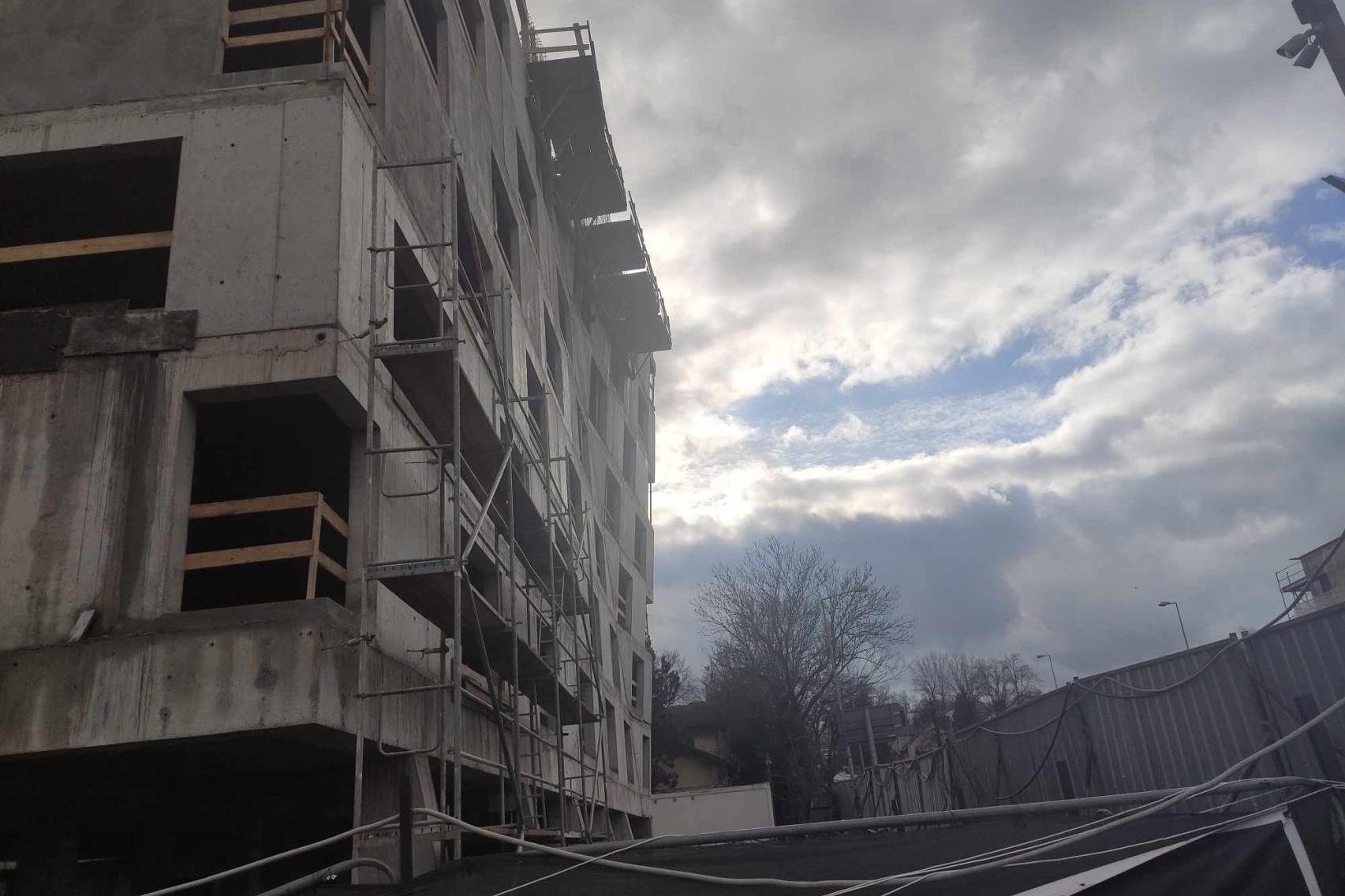 Krzywy jak w Pizie? Nowy biurowiec w Krakowie zaskakuje przechodniów