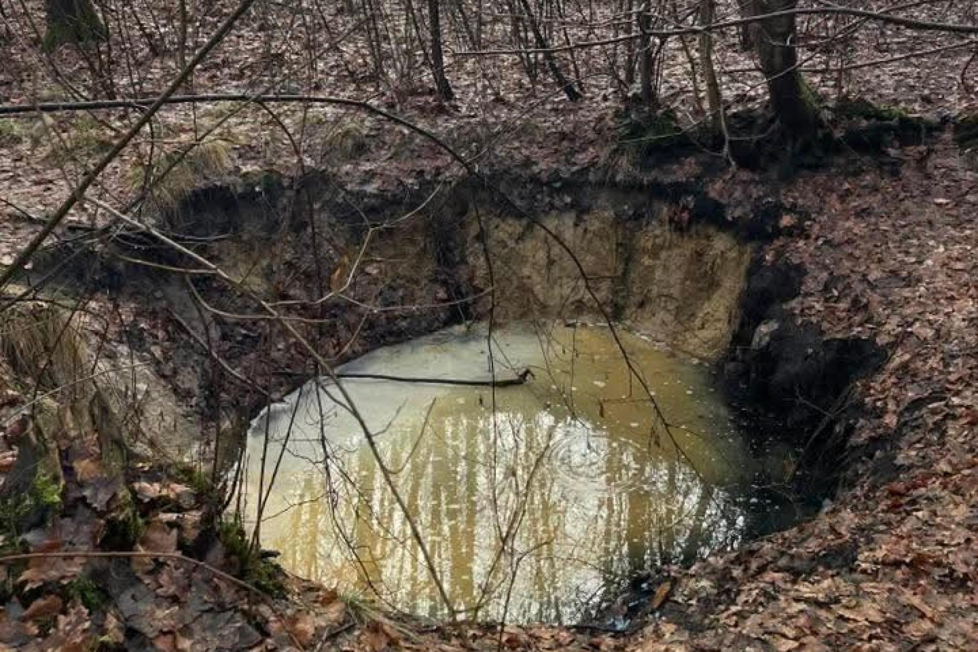 Czterometrowe zapadlisko w Trzebini. To skutek historycznego kopalnictwa