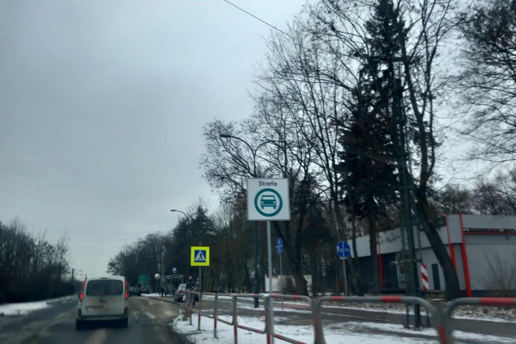 ?To okradanie samych siebie?. Kraków liczy straty po dewastacji znaków SCT