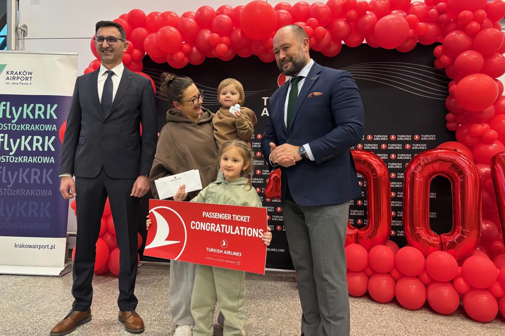 Ponad 100 tys. pasażerów na trasie Stambuł ? Kraków. Szczęśliwa pasażerka uhonorowana