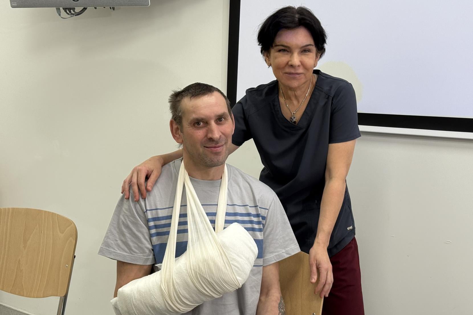 Szpital Rydygiera uratował odciętą dłoń pacjenta. Sześć godzin dojazdu, sześć godzin operacji