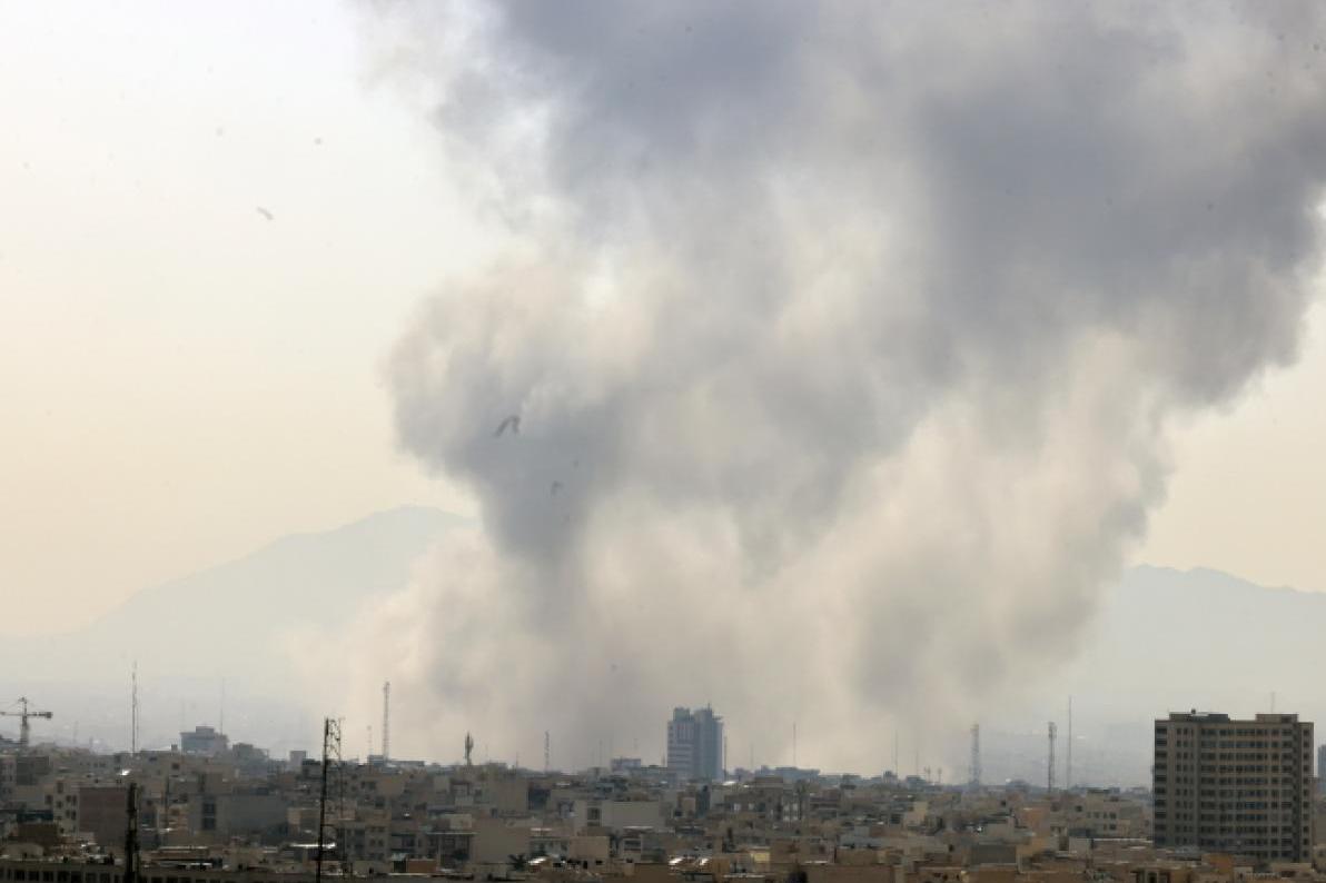 Izrael zaatakował Iran. W Teheranie słychać eksplozje, nad miastem widać gęsty dym