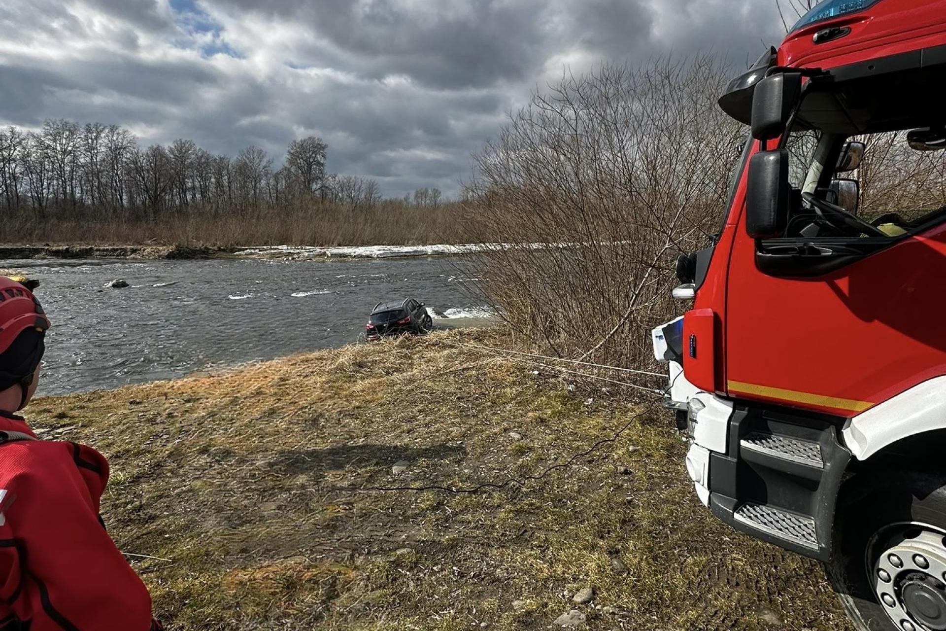 Zwłoki w rzece w Nowym Sączu. Wcześniej w tym miejscu znaleziono samochód