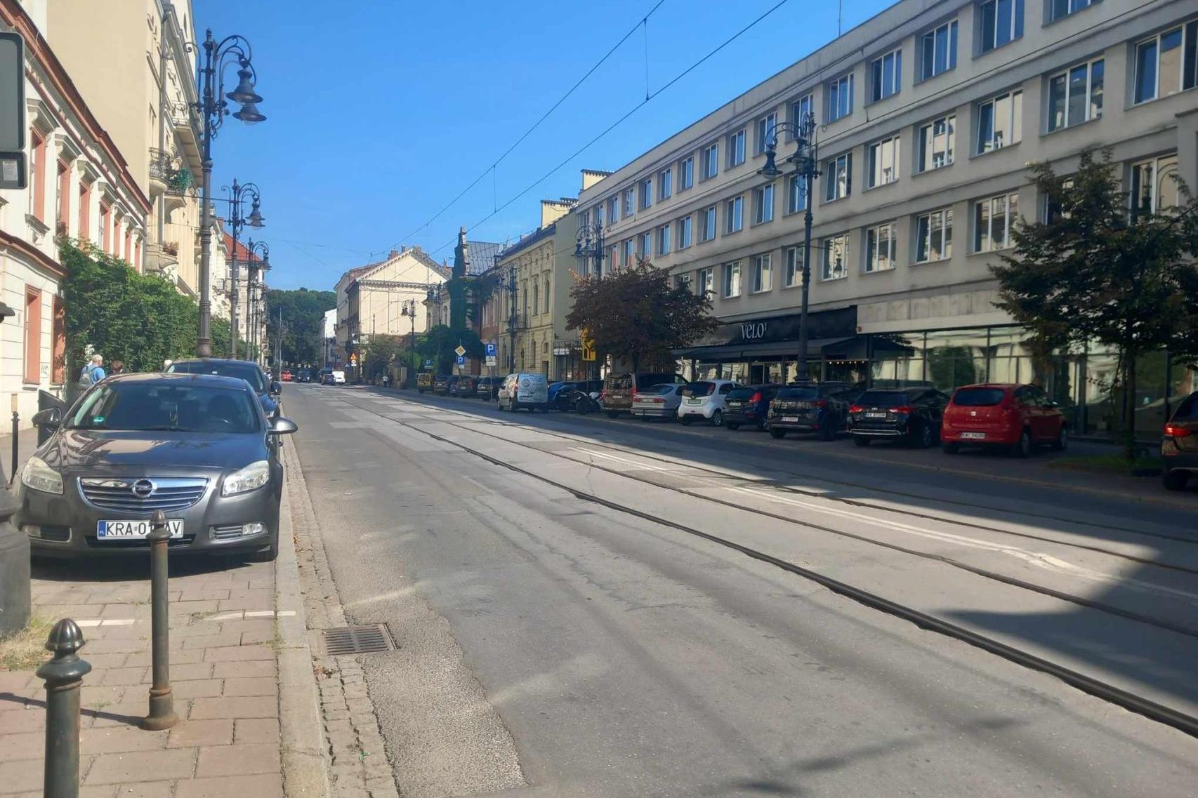 Zima i dodatkowe prace wydłużyły remont torowiska w centrum Krakowa