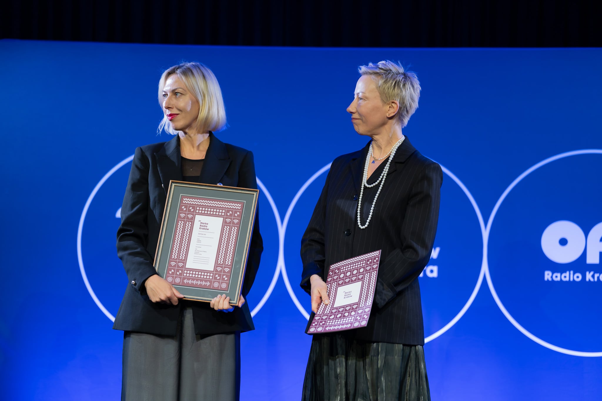Katarzyna Chlebny (reżyserka) i Kamila Polit (dyrektorka Teatru Variete) podczas gali Marek Radia Kraków. Fot. Damian Radziak