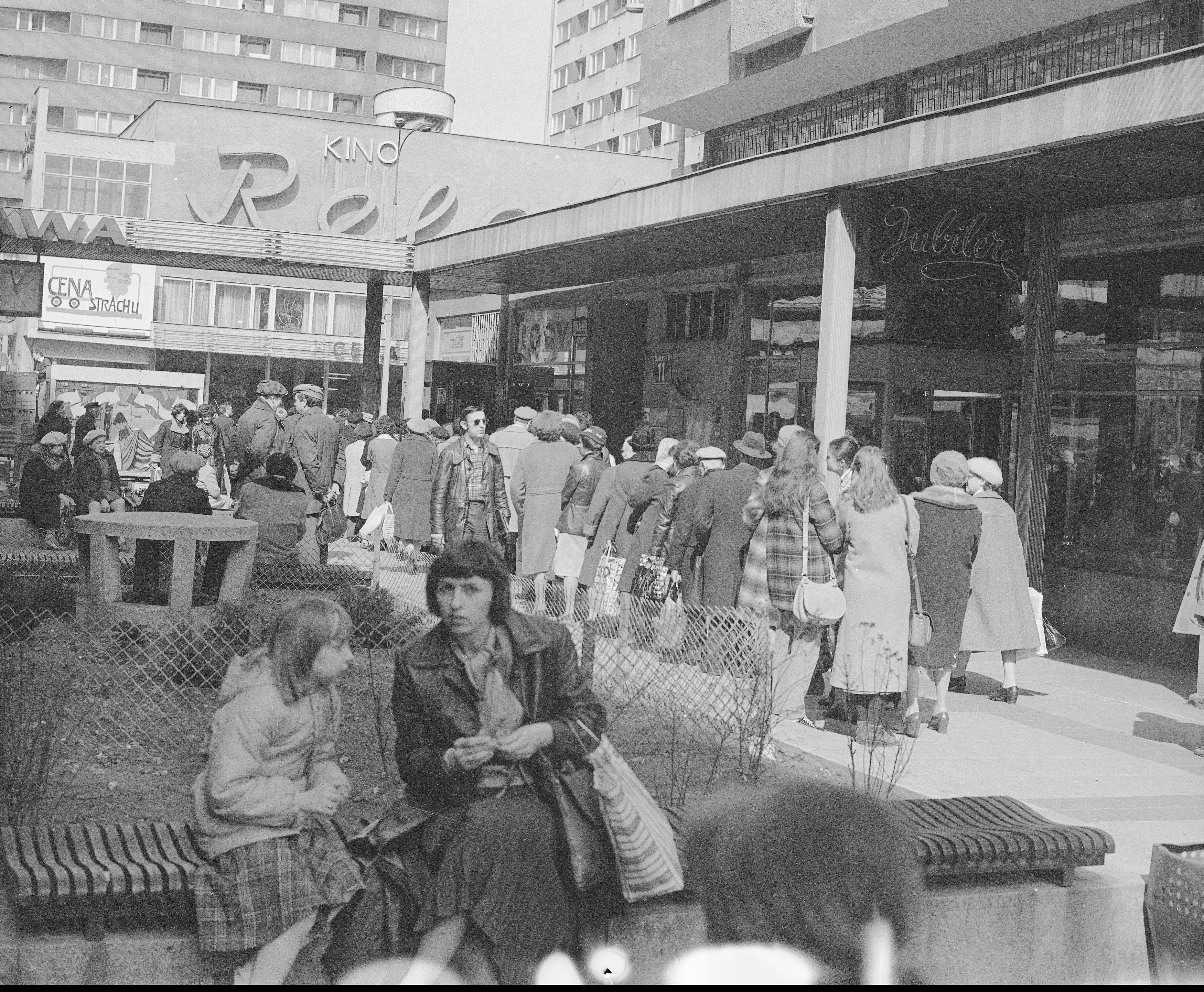 Kolejki do sklepów w Warszawie 1981 / NAC