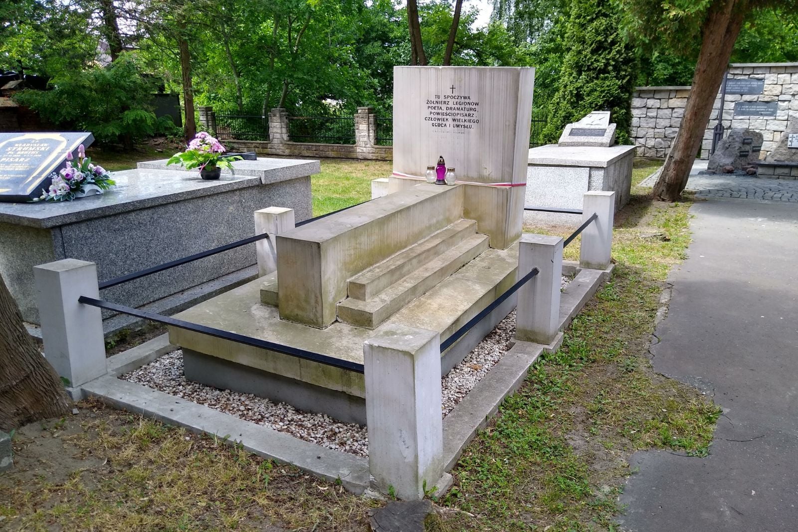 Cmentarz wojskowy w Dębicy (fot. Patryk 2710) - Wikipedia