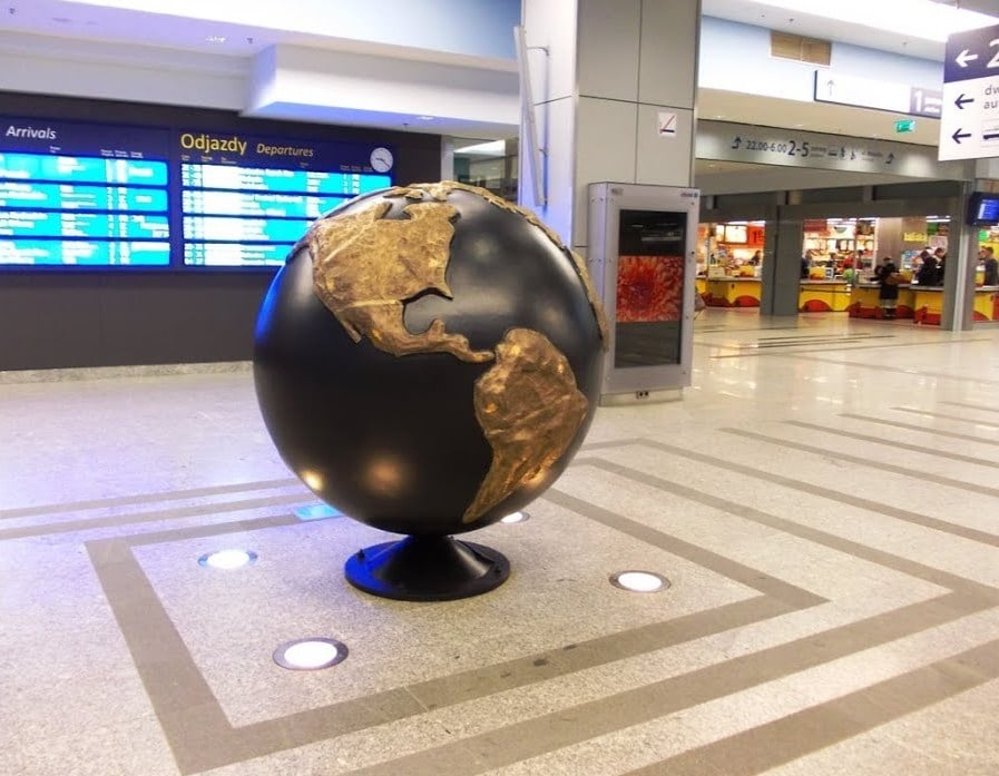 Globus - rzeźba Marka Górnego w hallu Dworca Kolejowego PKP Kraków Główny