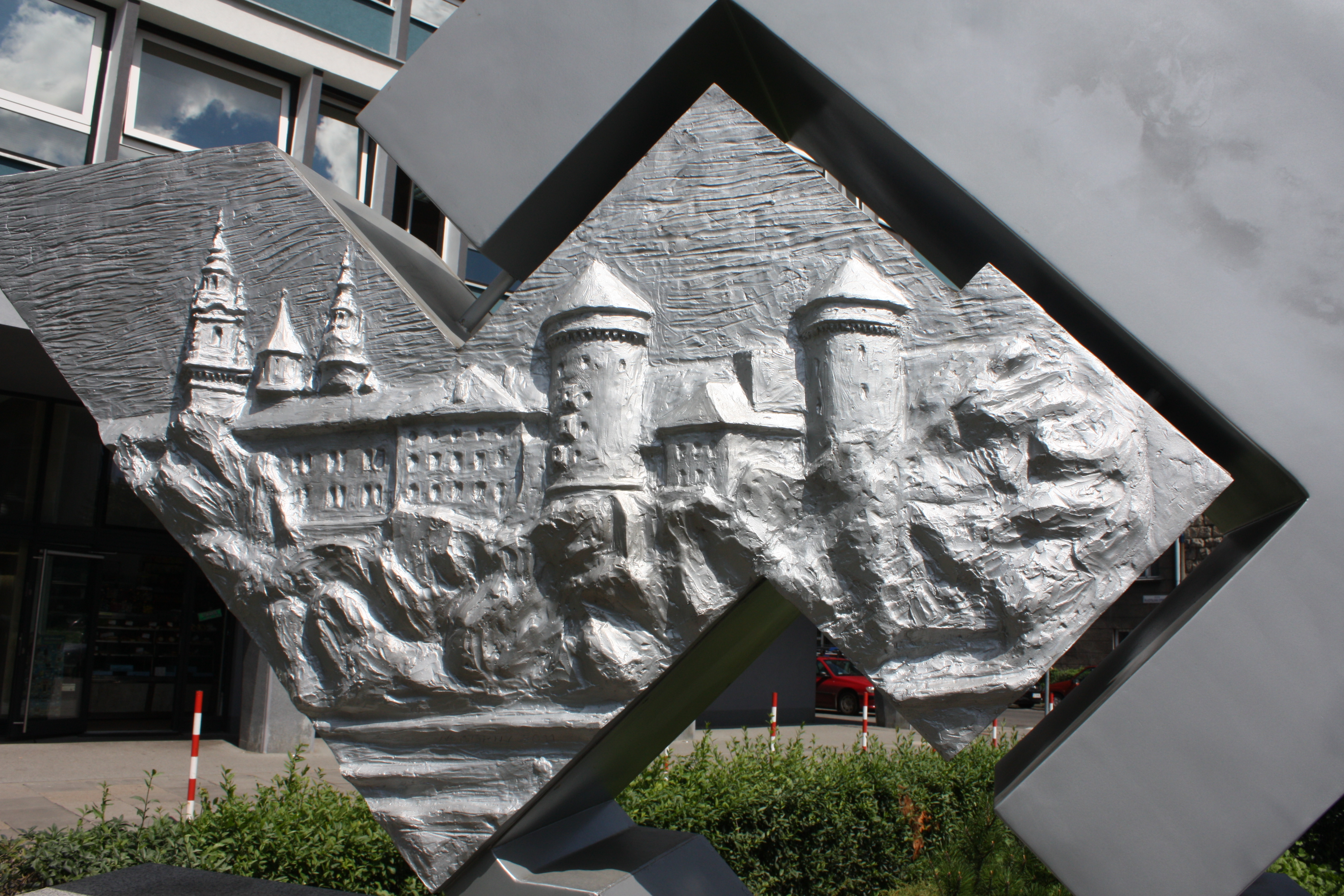 Rzeźba autorstwa Marka Górnego, przy ul. Kazimierza Morawskiego 5 w Krakowie 